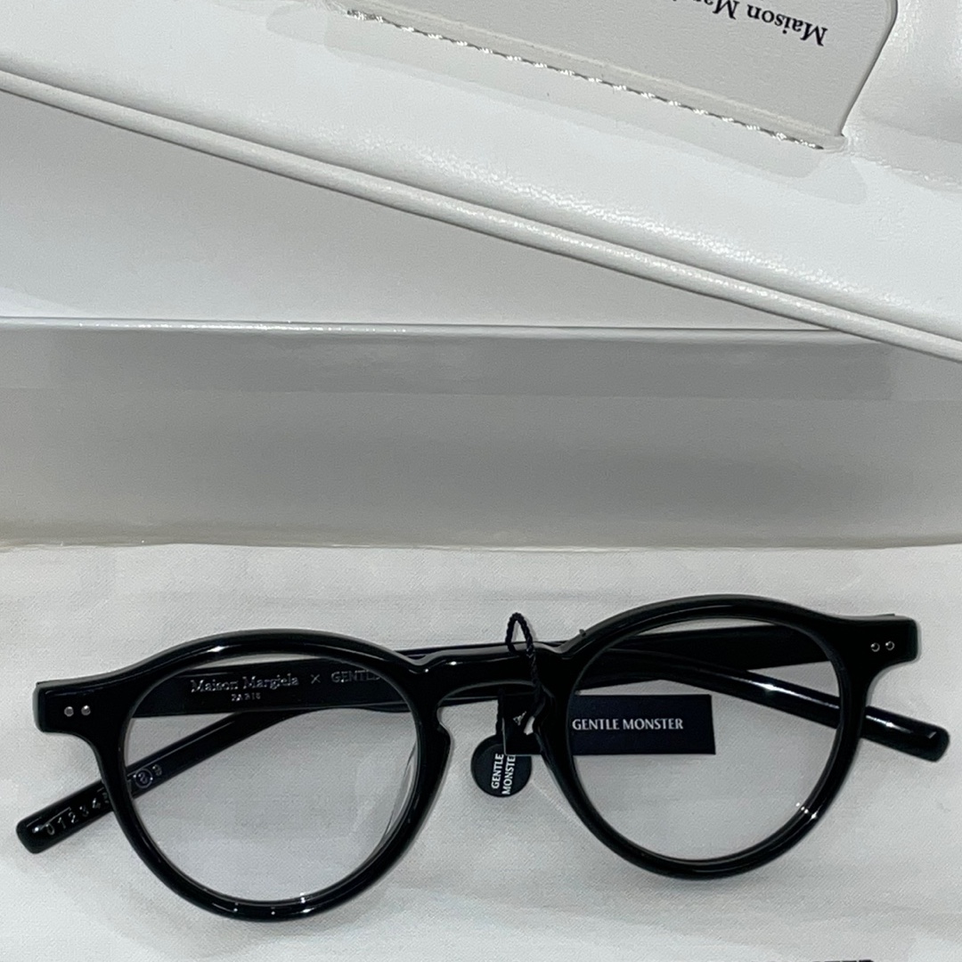 Gentle Monster x Maison Margiela MM116 Black Clear 착용 스타일 - 1
