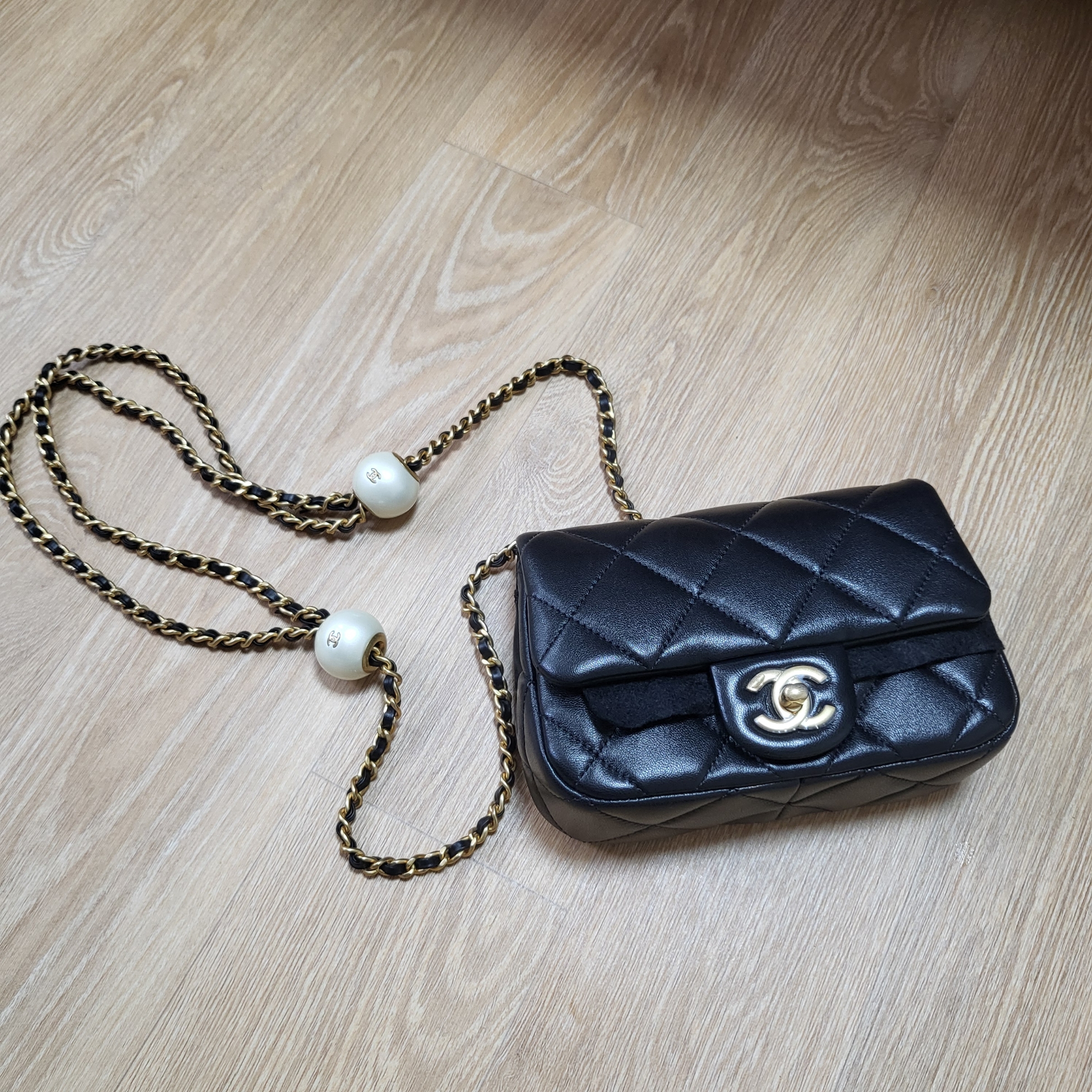 Chanel Mini Flap Bag Lambskin Fantasy Pearls & Gold Black 착용 스타일 - 3
