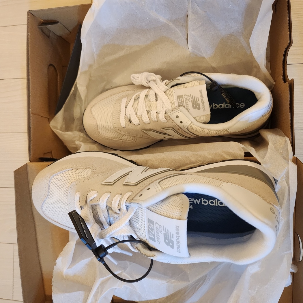 New Balance 574 Ivory - D Standard 착용 스타일 - 2
