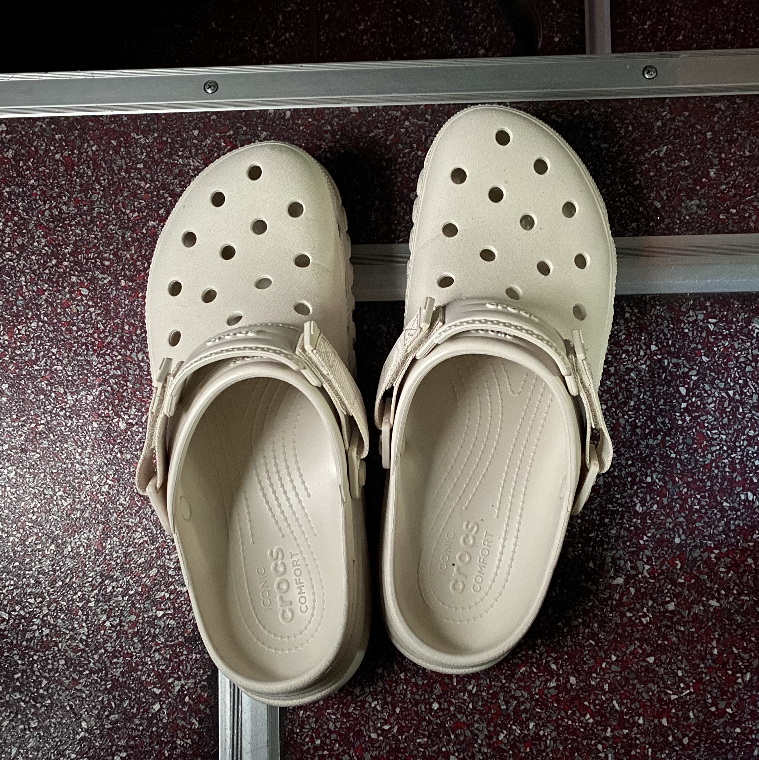 Crocs Duet Max II Clog Stucco 착용 스타일 - 1