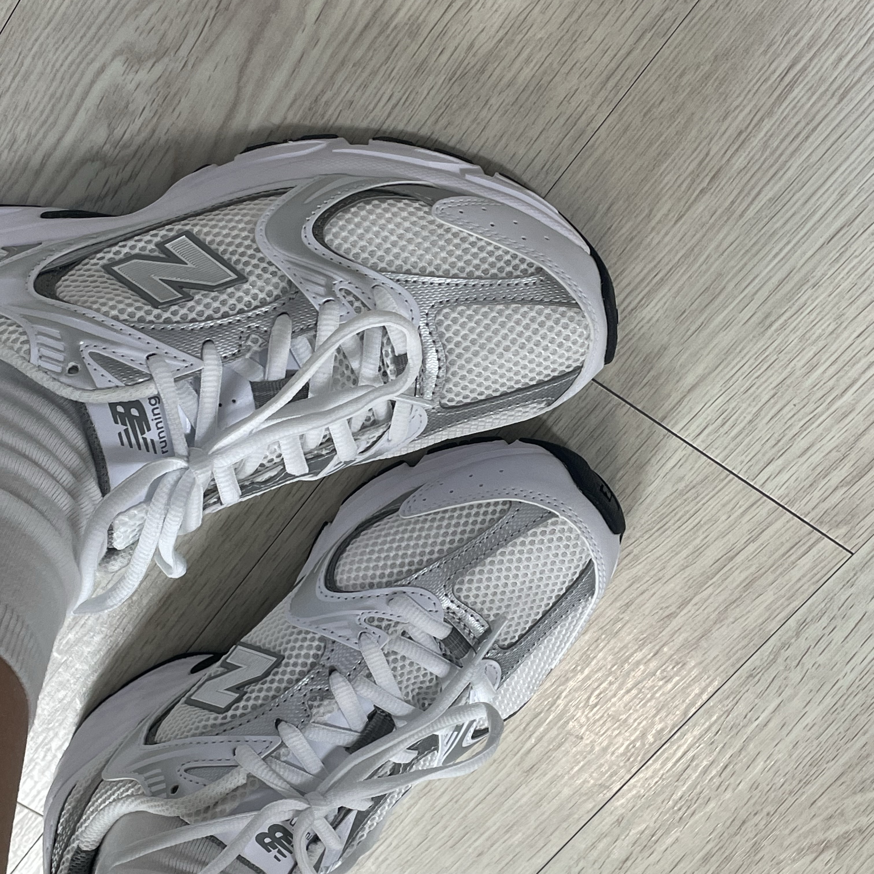 New Balance 530 White Silver 착용 스타일