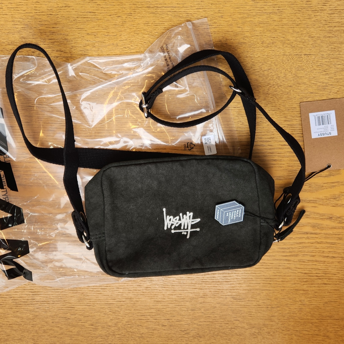 Stussy Canvas Side Pouch Washed Black 착용 스타일