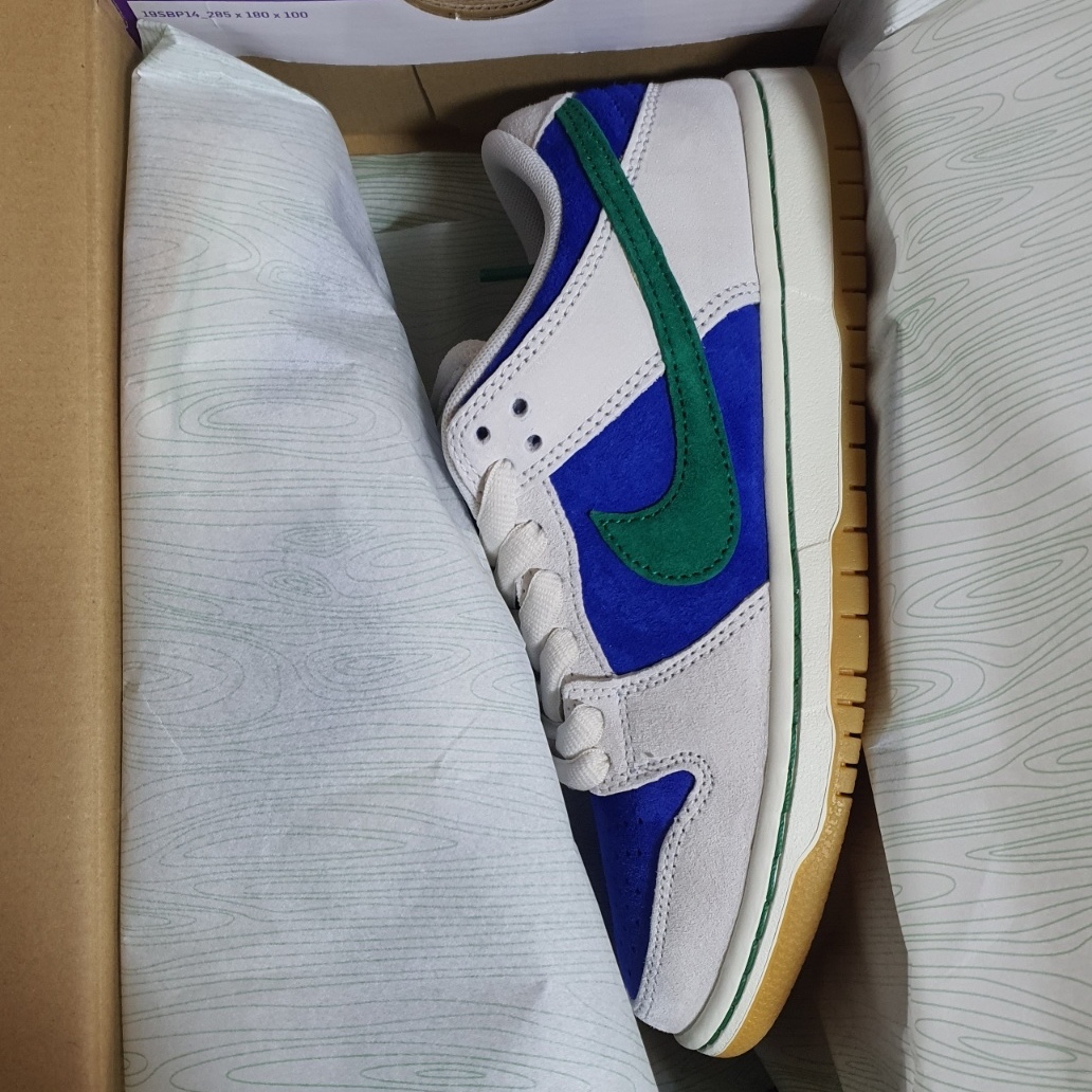 Nike SB Dunk Low Pro Phantom and Hyper Royal 착용 스타일 - 2