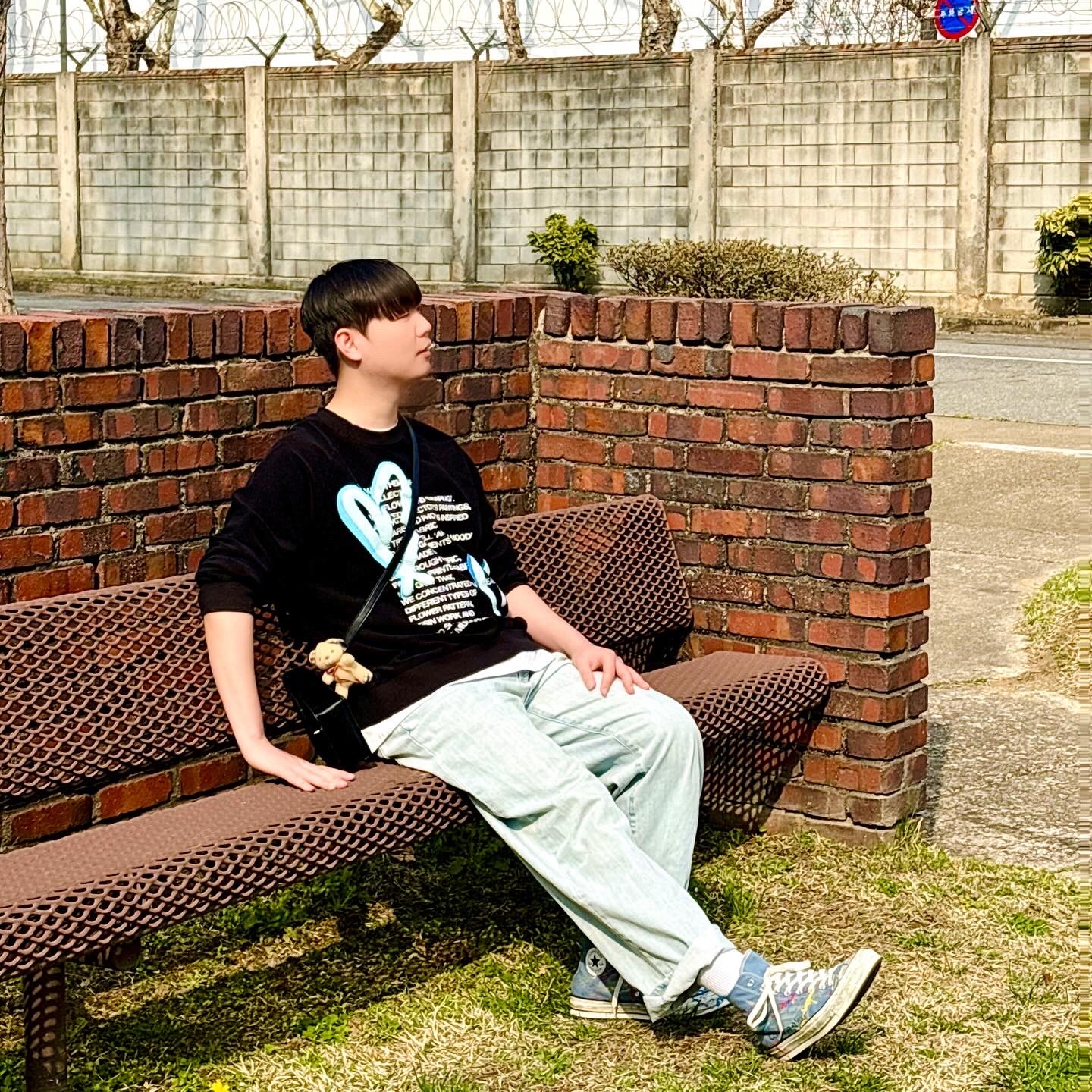 The Museum Visitor Heart Printed Inside-Out Sweatshirts Black, Converse Chuck 70 High Indigo Oxide 착용 스타일 - 4