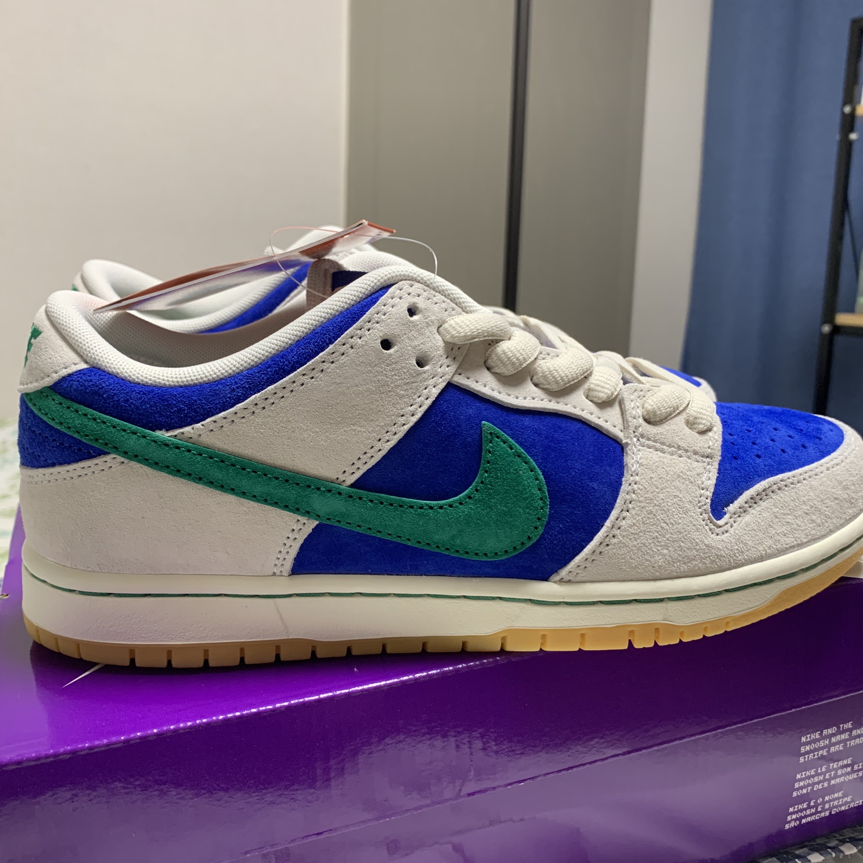 Nike SB Dunk Low Pro Phantom and Hyper Royal 착용 스타일 - 4