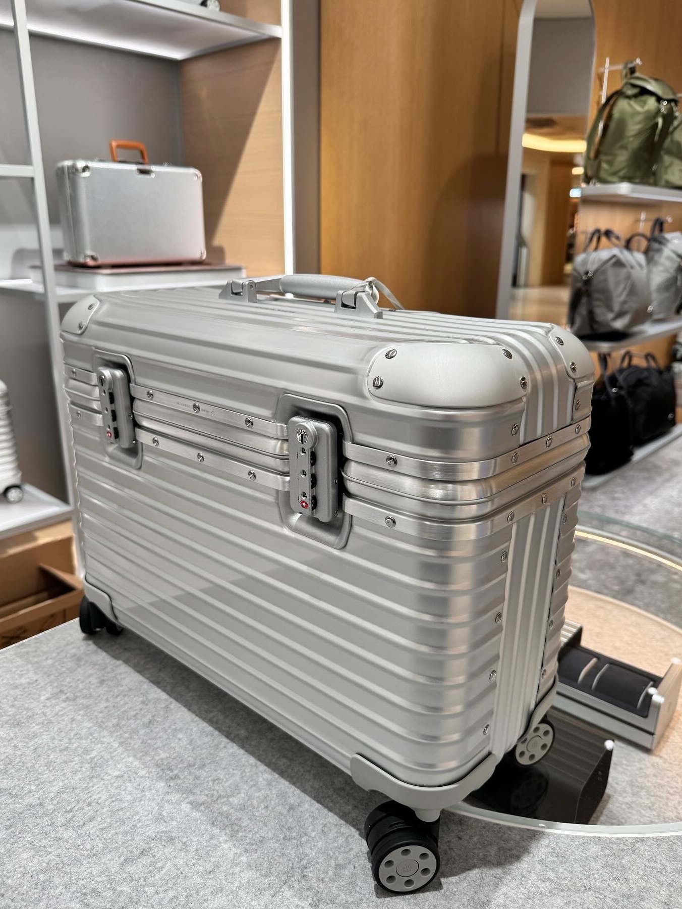 Rimowa Original Pilot Case Silver 착용 스타일 - 1