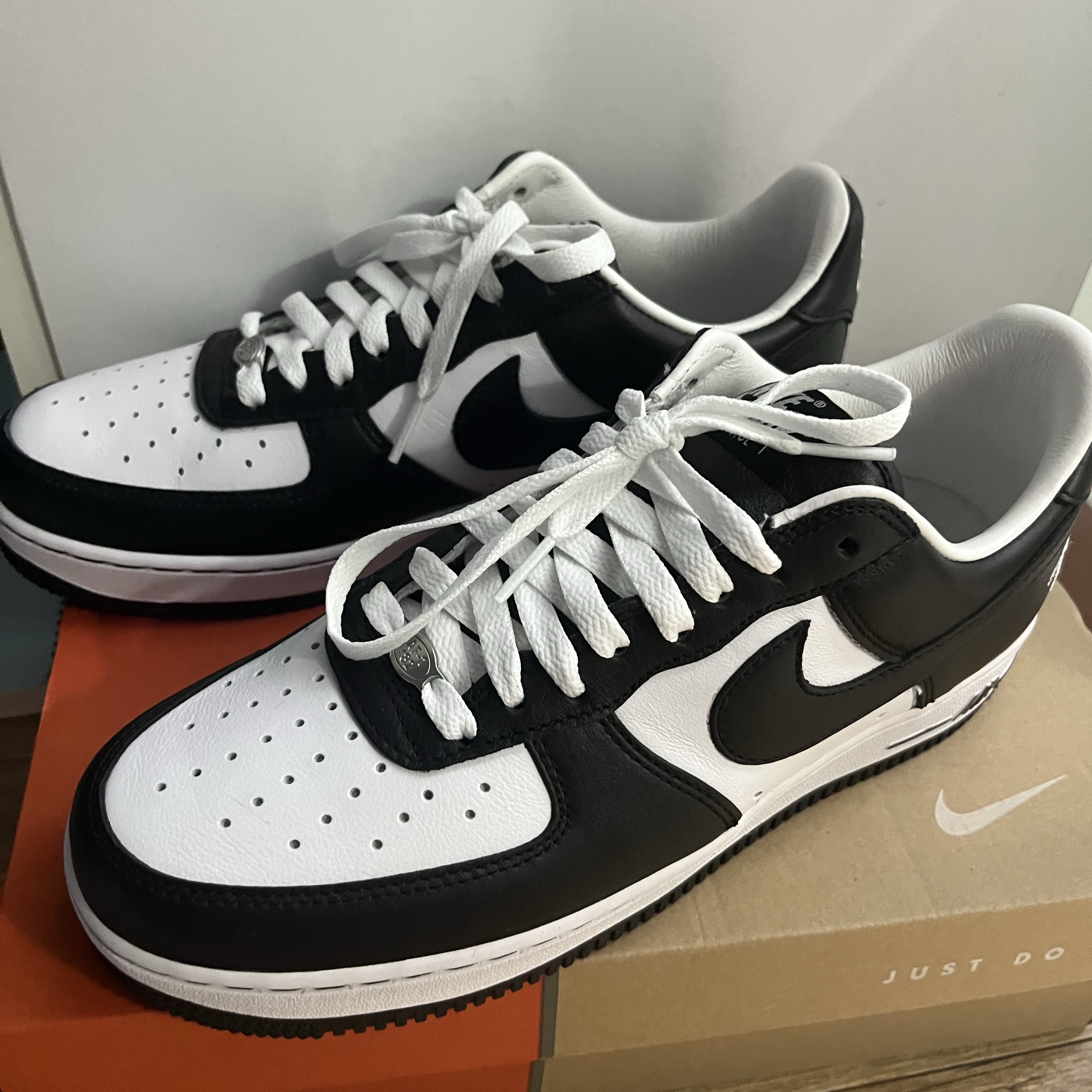 Nike x Terror Squad Air Force 1 Low QS Blackout 착용 스타일