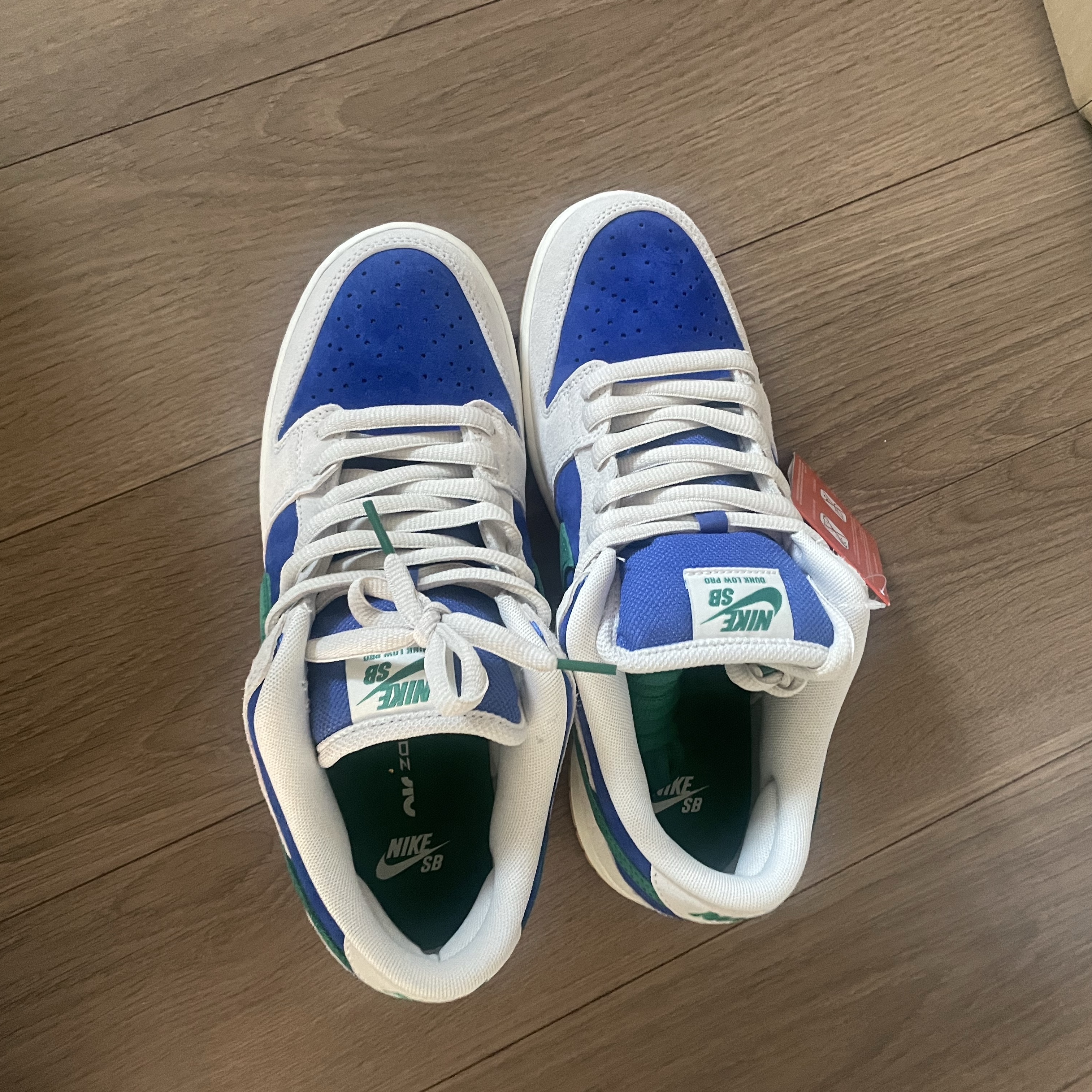 Nike SB Dunk Low Pro Phantom and Hyper Royal 착용 스타일 - 2