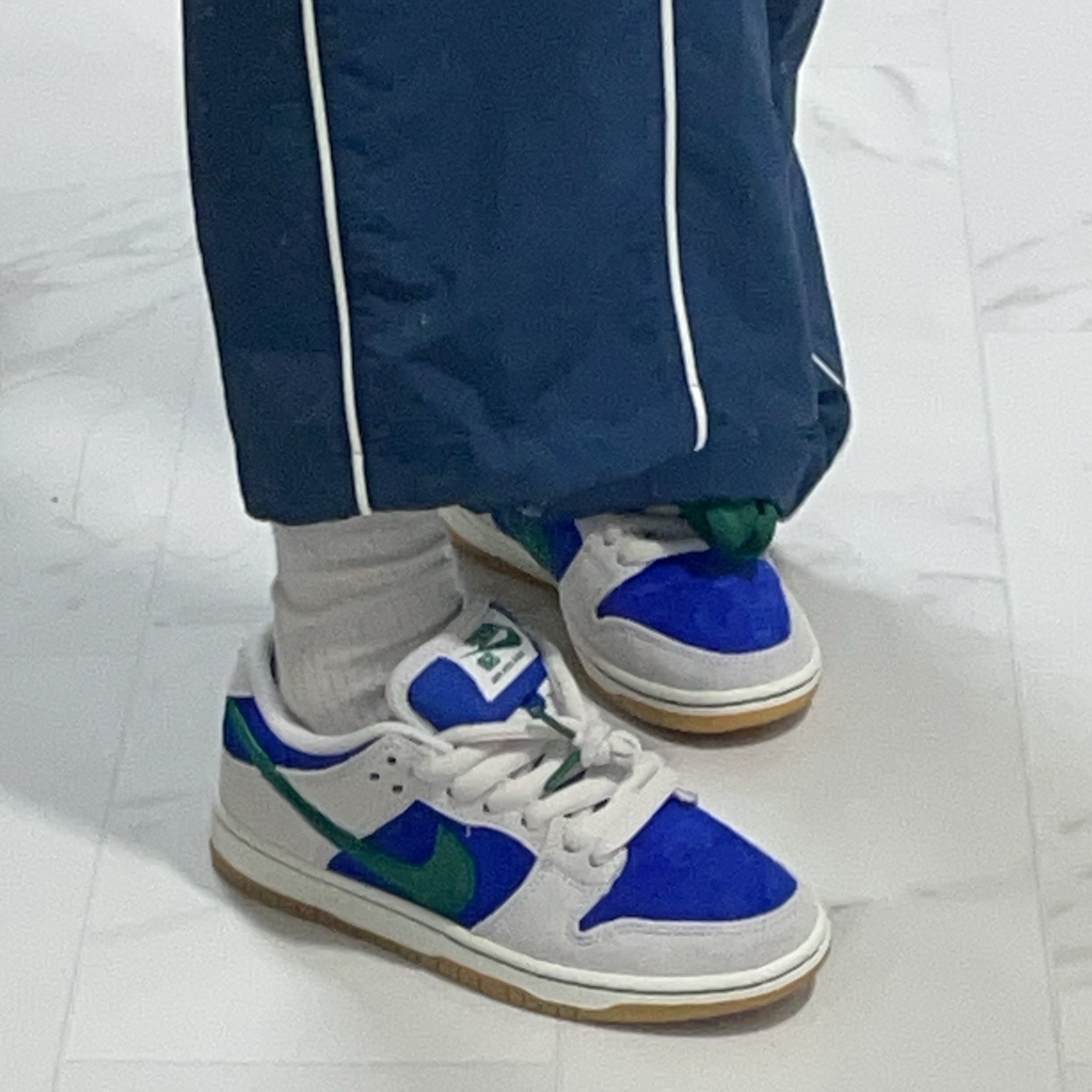 Nike SB Dunk Low Pro Phantom and Hyper Royal 착용 스타일 - 2