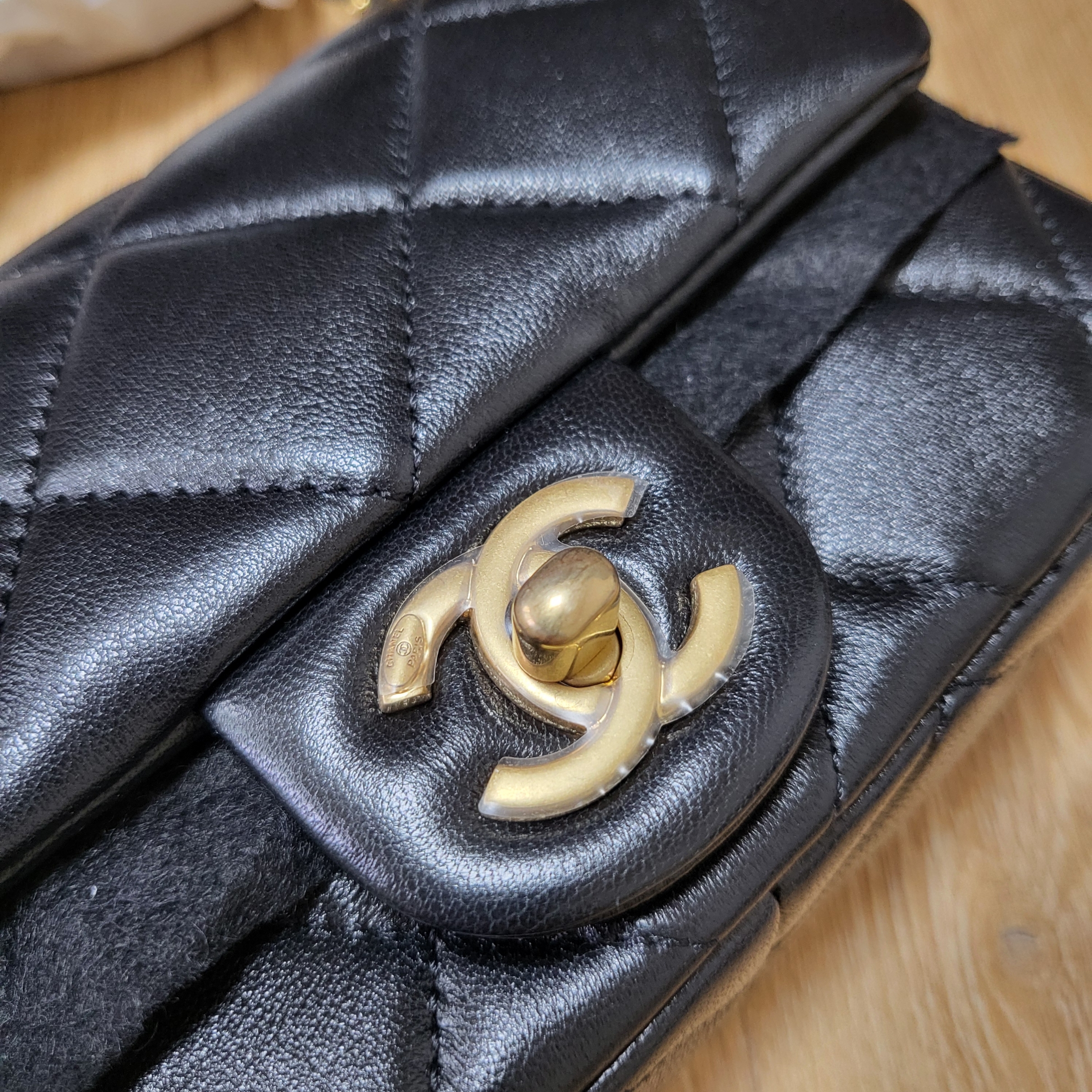 Chanel Mini Flap Bag Lambskin Fantasy Pearls & Gold Black 착용 스타일 - 2