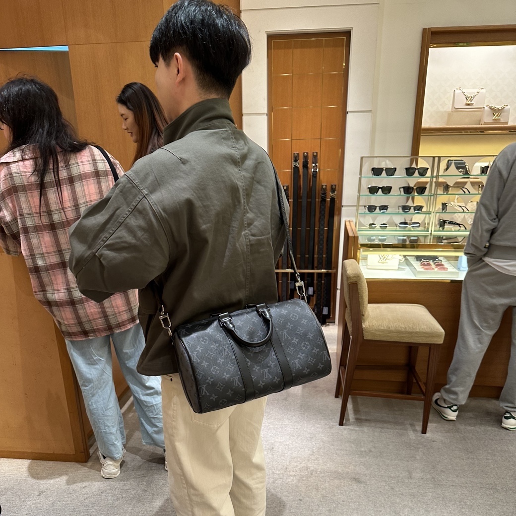 Louis Vuitton Keepall 45 Monogram Eclipse 착용 스타일