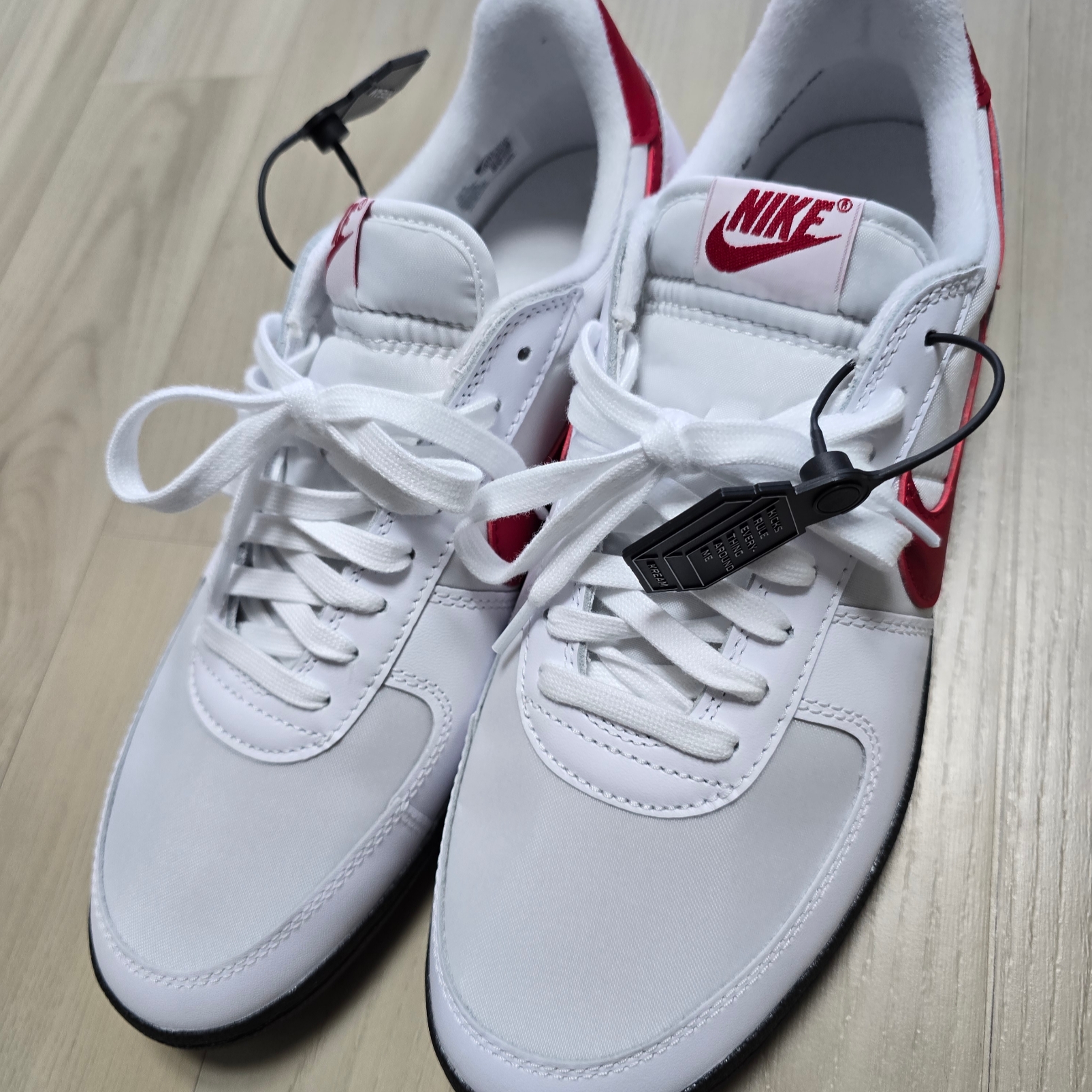 Nike Field General 82 SP White and Varsity Red 착용 스타일