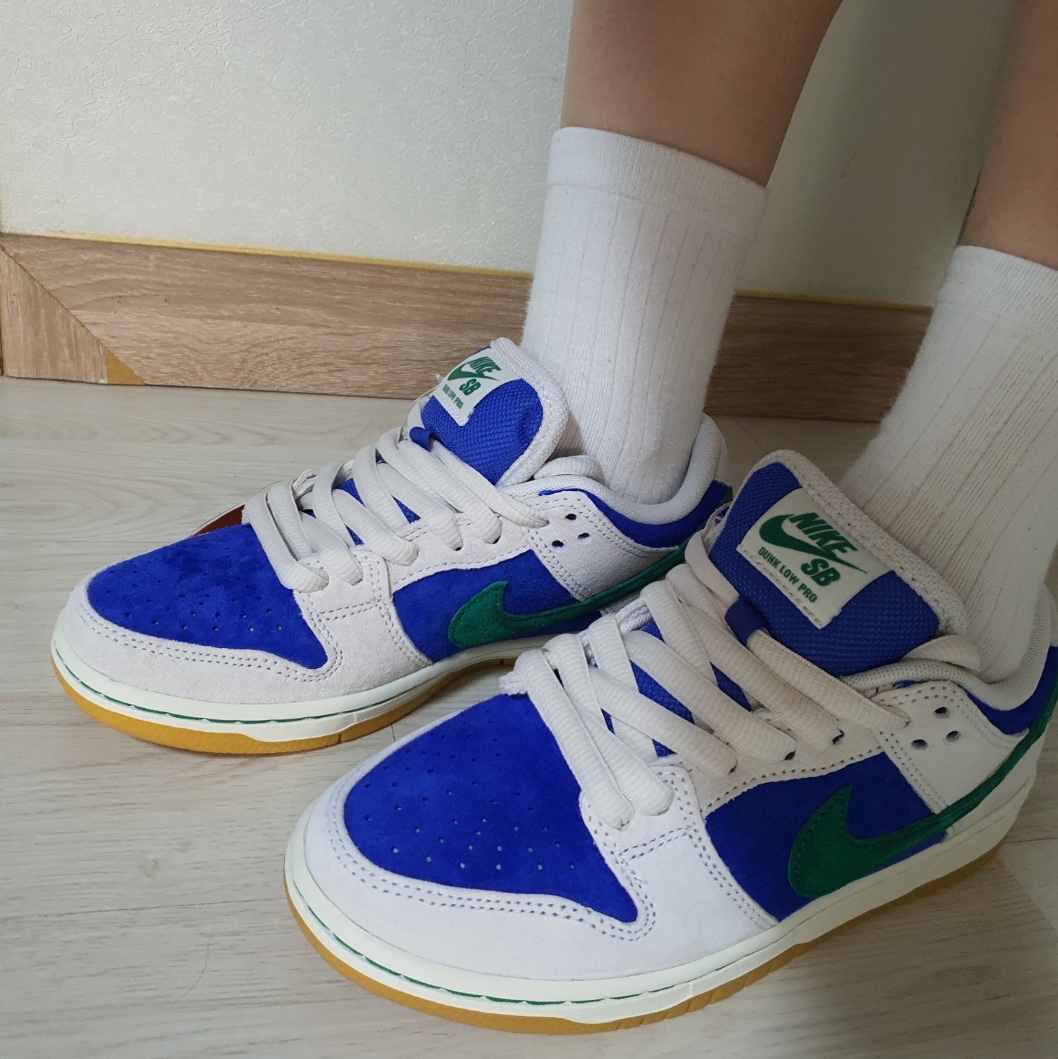 Nike SB Dunk Low Pro Phantom and Hyper Royal 착용 스타일 - 8