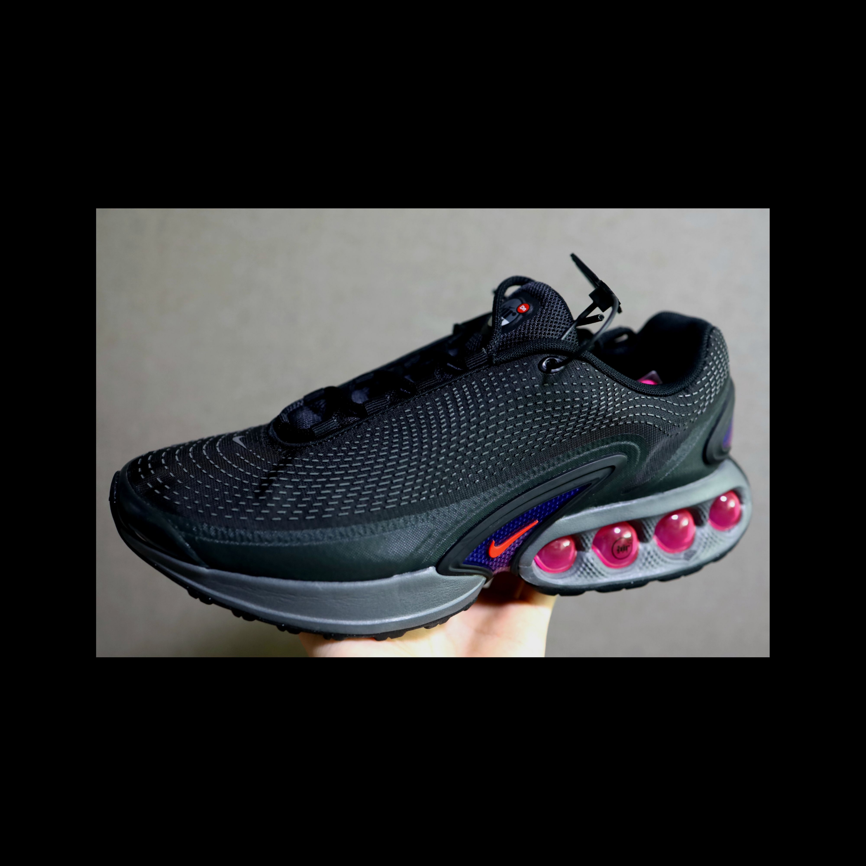 Nike Air Max Dn Black Light Crimson 착용 스타일