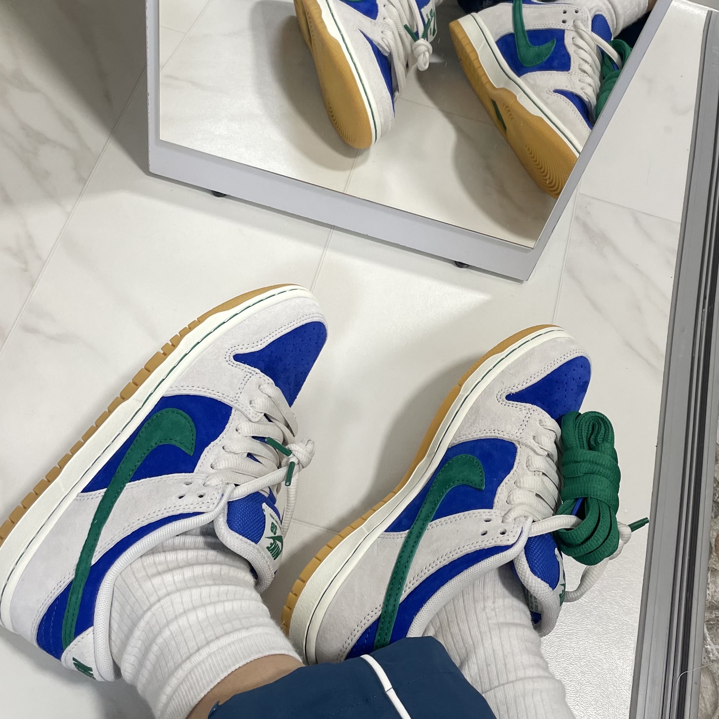 Nike SB Dunk Low Pro Phantom and Hyper Royal 착용 스타일 - 1
