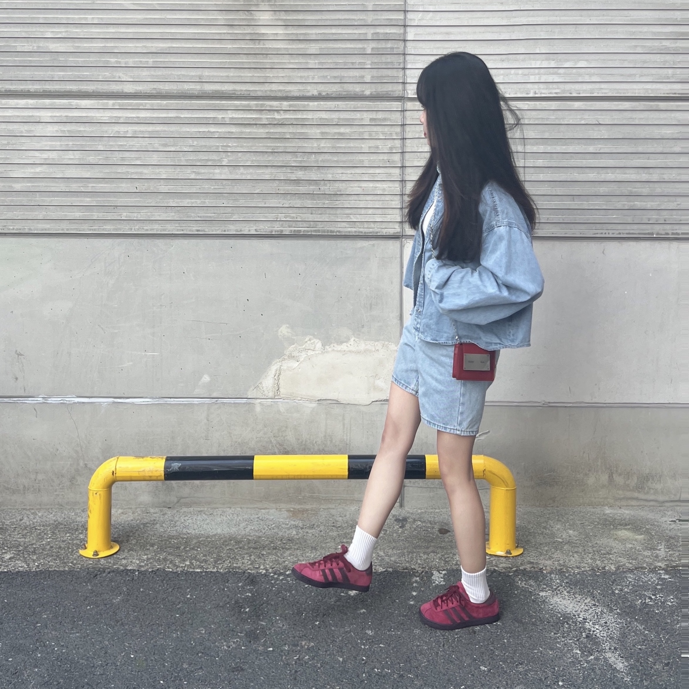Adidas Tobacco Gruen Collegiate Burgundy, Matin Kim Accordion Wallet Black 착용 스타일 - 3