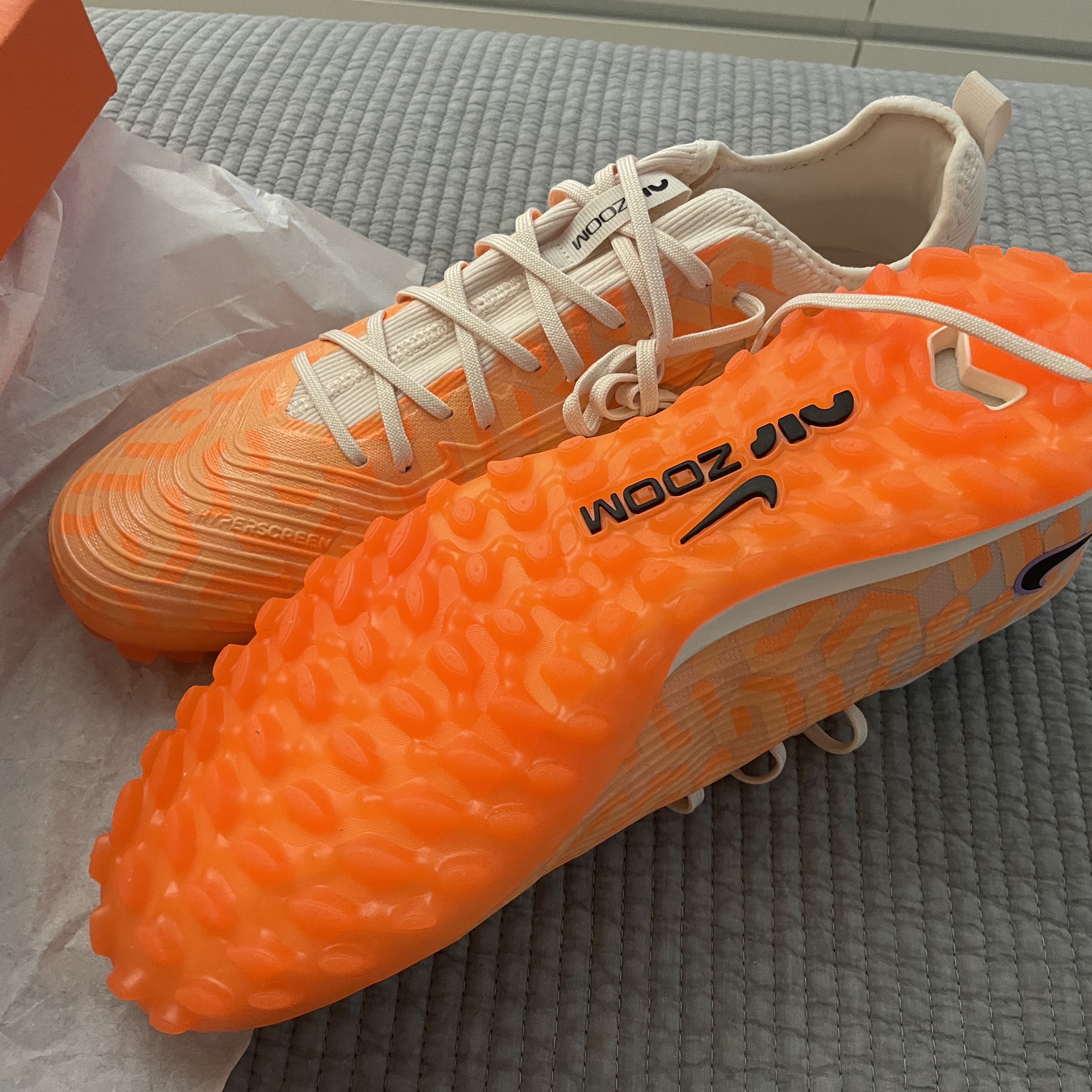 Nike Zoom Vapor 15 Pro NU TF Guava Ice Black 착용 스타일 - 2