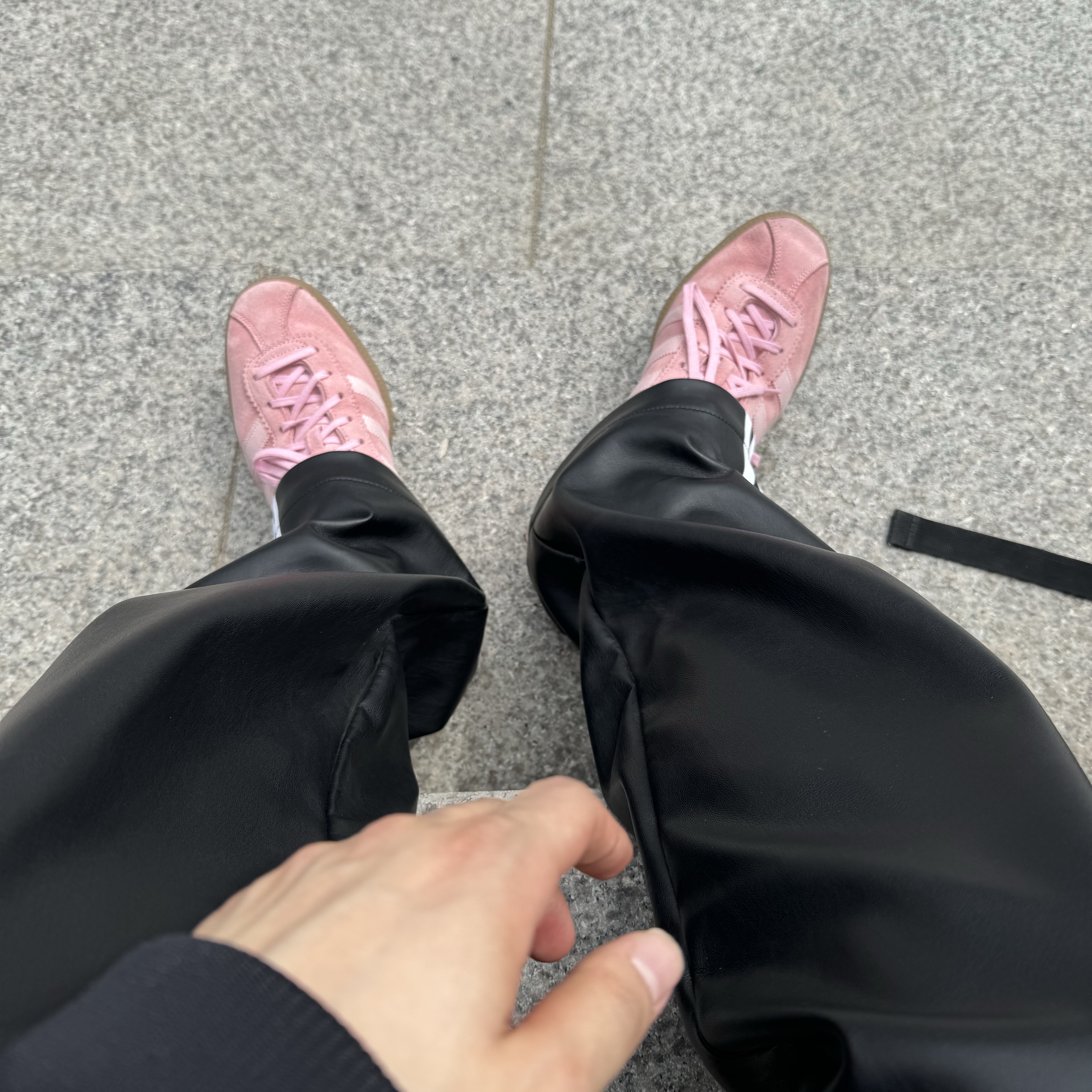 Adidas Bermuda Glow Pink 착용 스타일