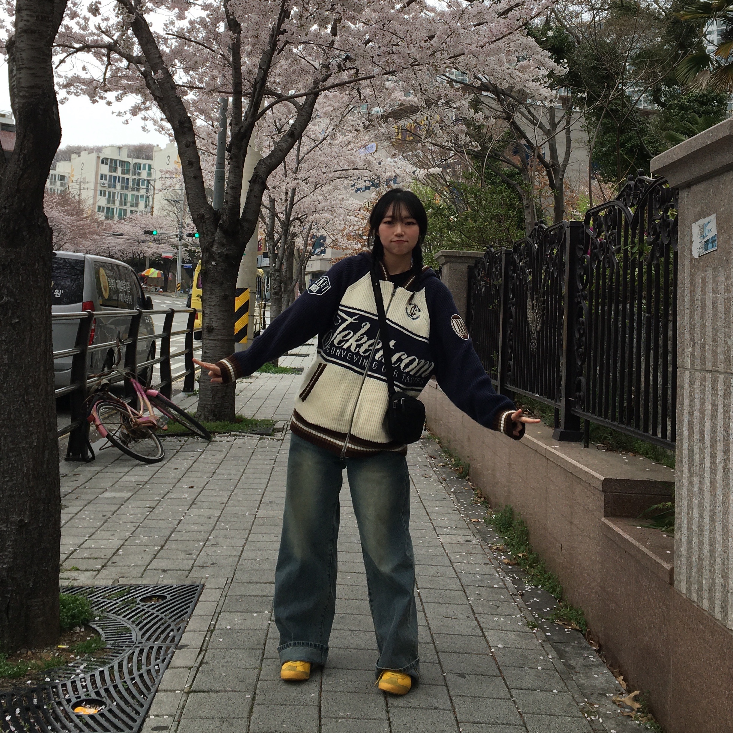 Onitsuka Tiger Mexico 66 Yellow Black, Arc'teryx Mantis 1 Waistpack Black 착용 스타일 - 1