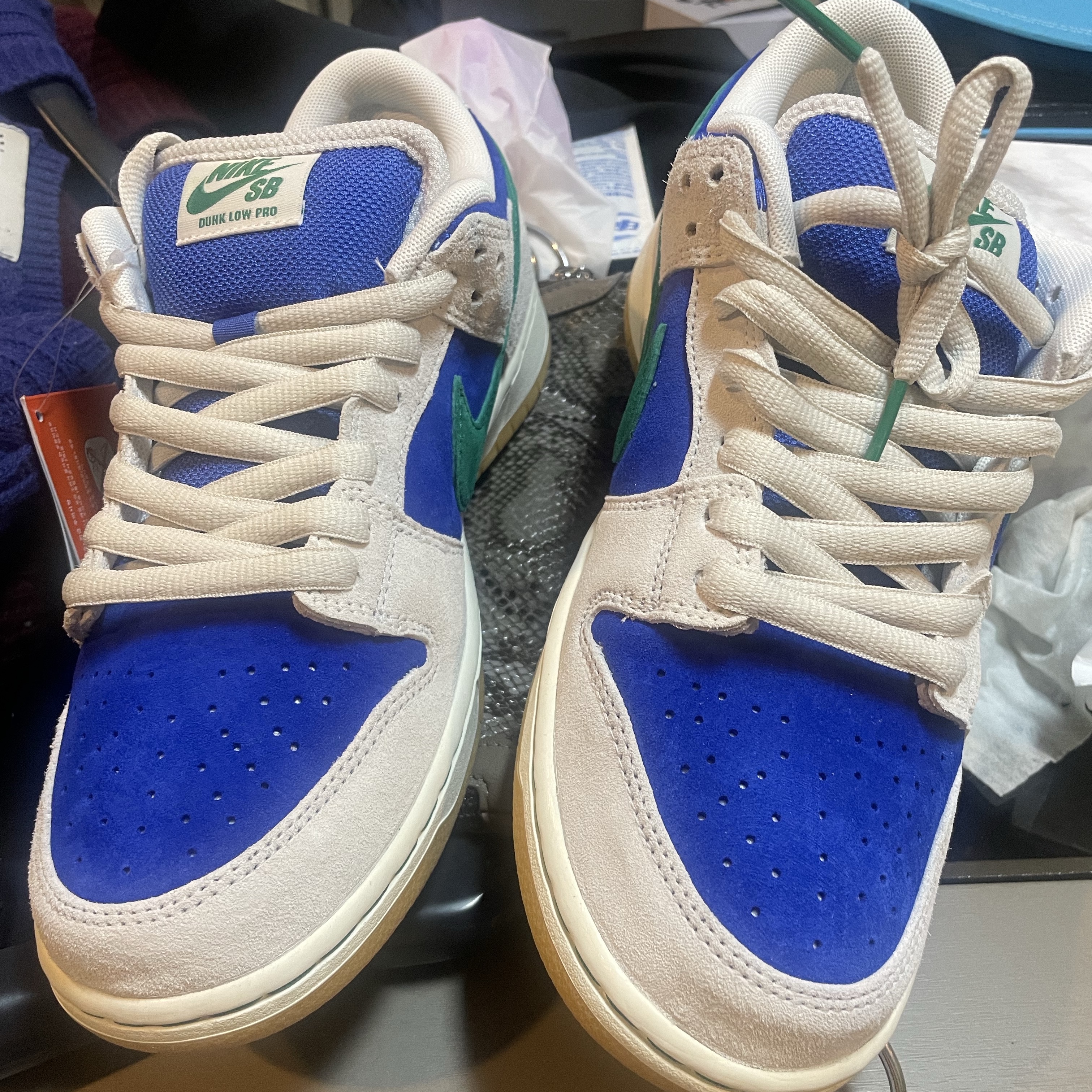Nike SB Dunk Low Pro Phantom and Hyper Royal 착용 스타일 - 1