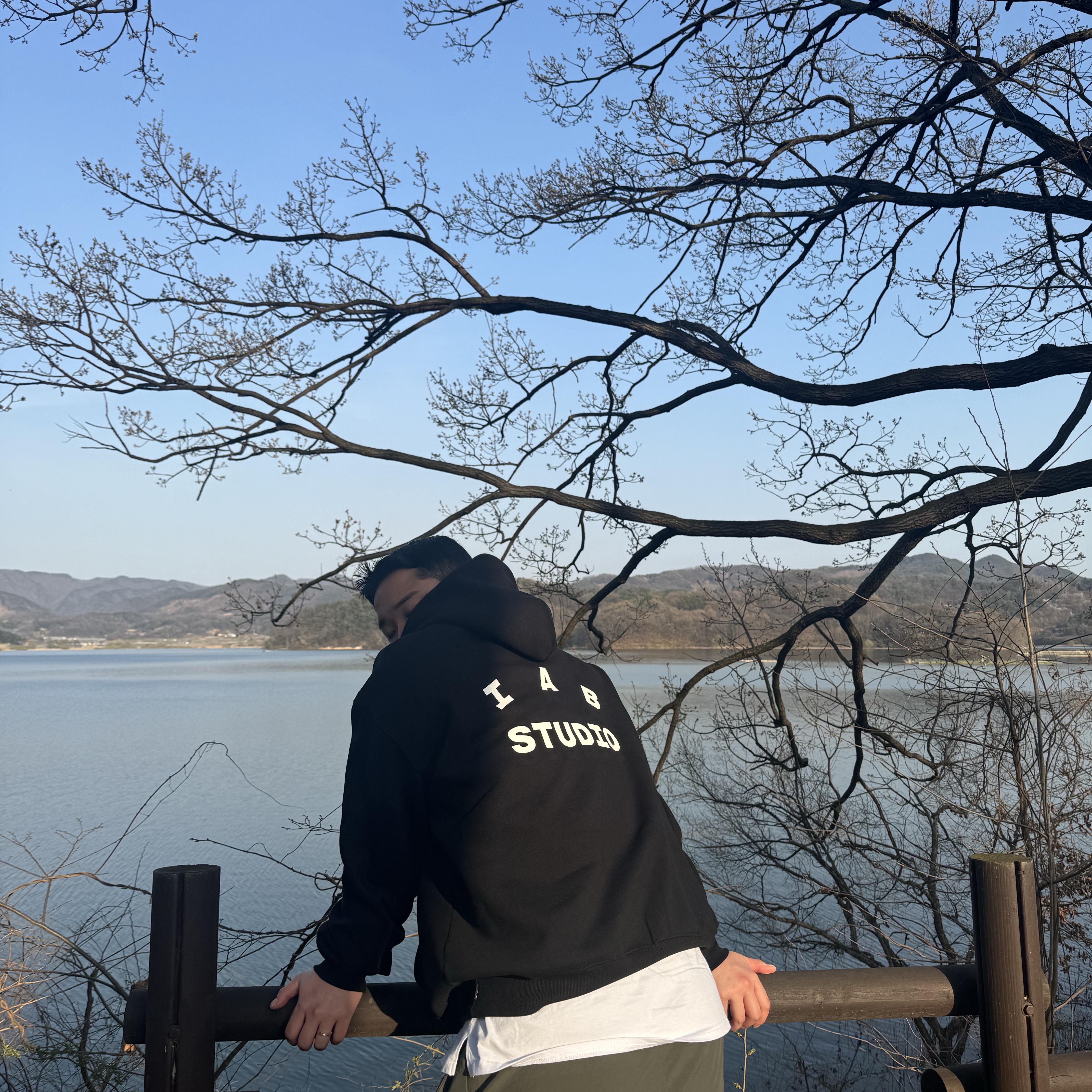 IAB Studio Hoodie Black 착용 스타일