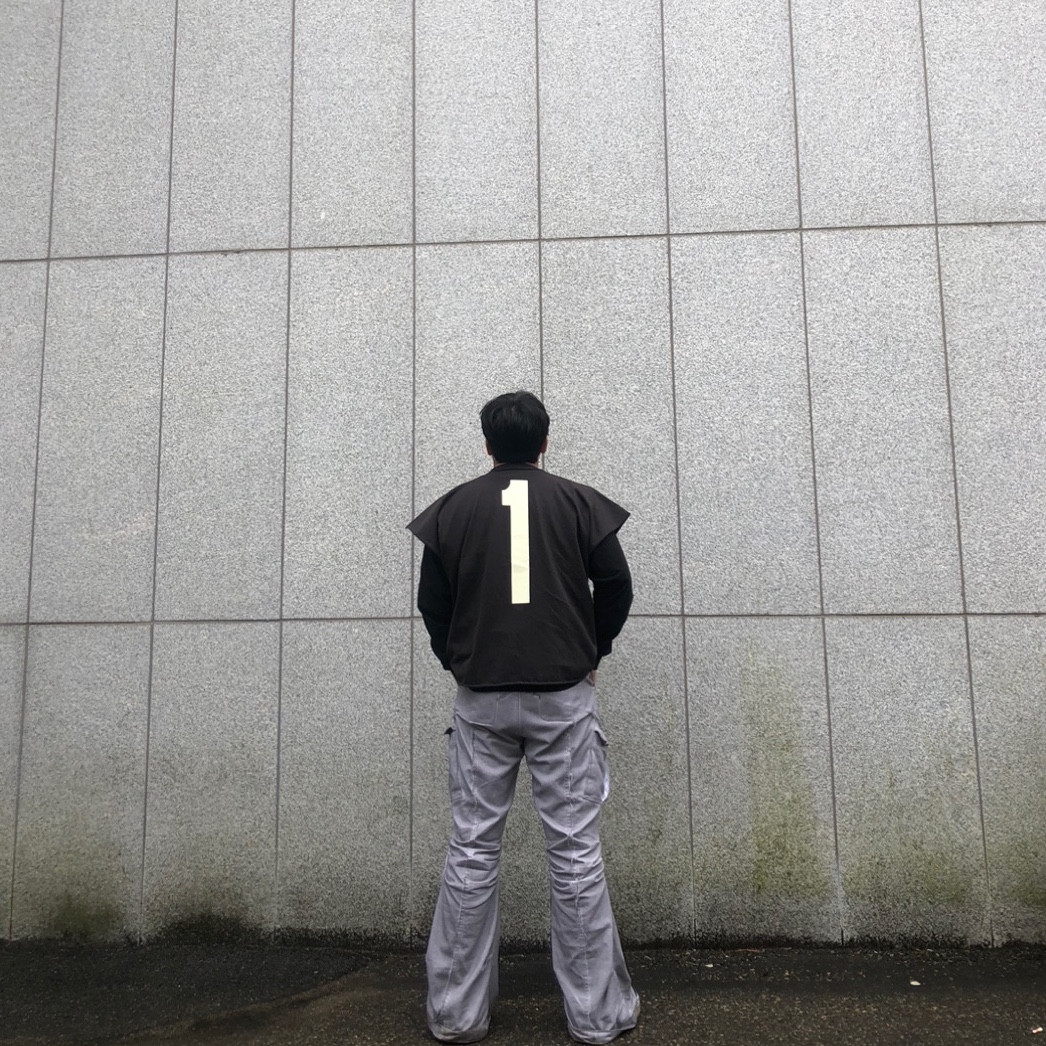 Yeezy One Box T-Shirt Black 착용 스타일