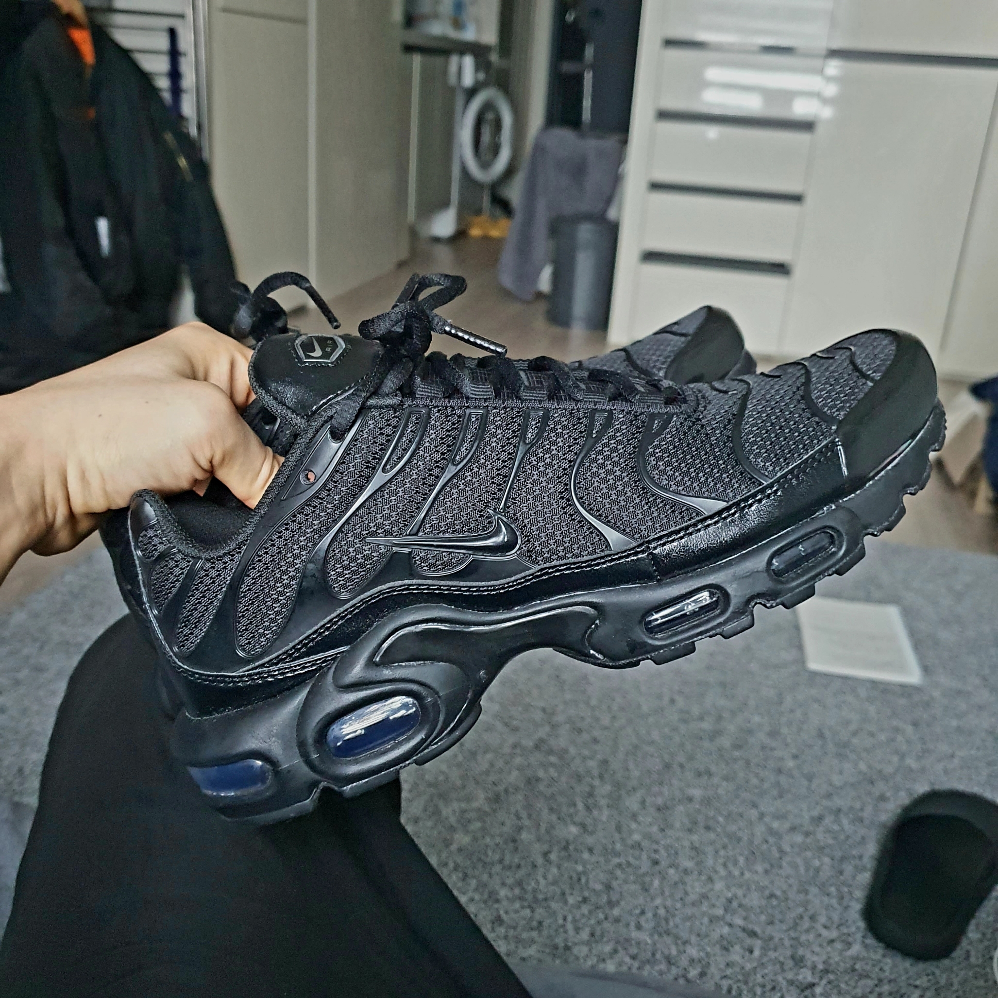 Nike Air Max Plus Triple Black 착용 스타일 - 1