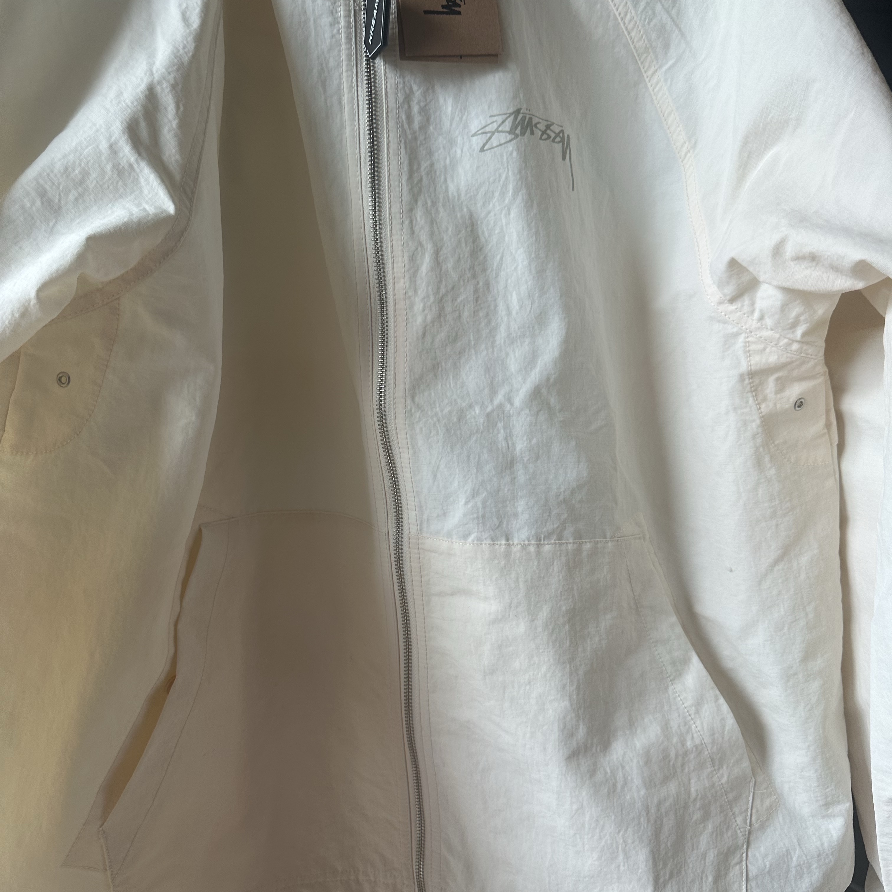 Stussy Wave Dye Beach Shell Jacket Bone 착용 스타일 - 1