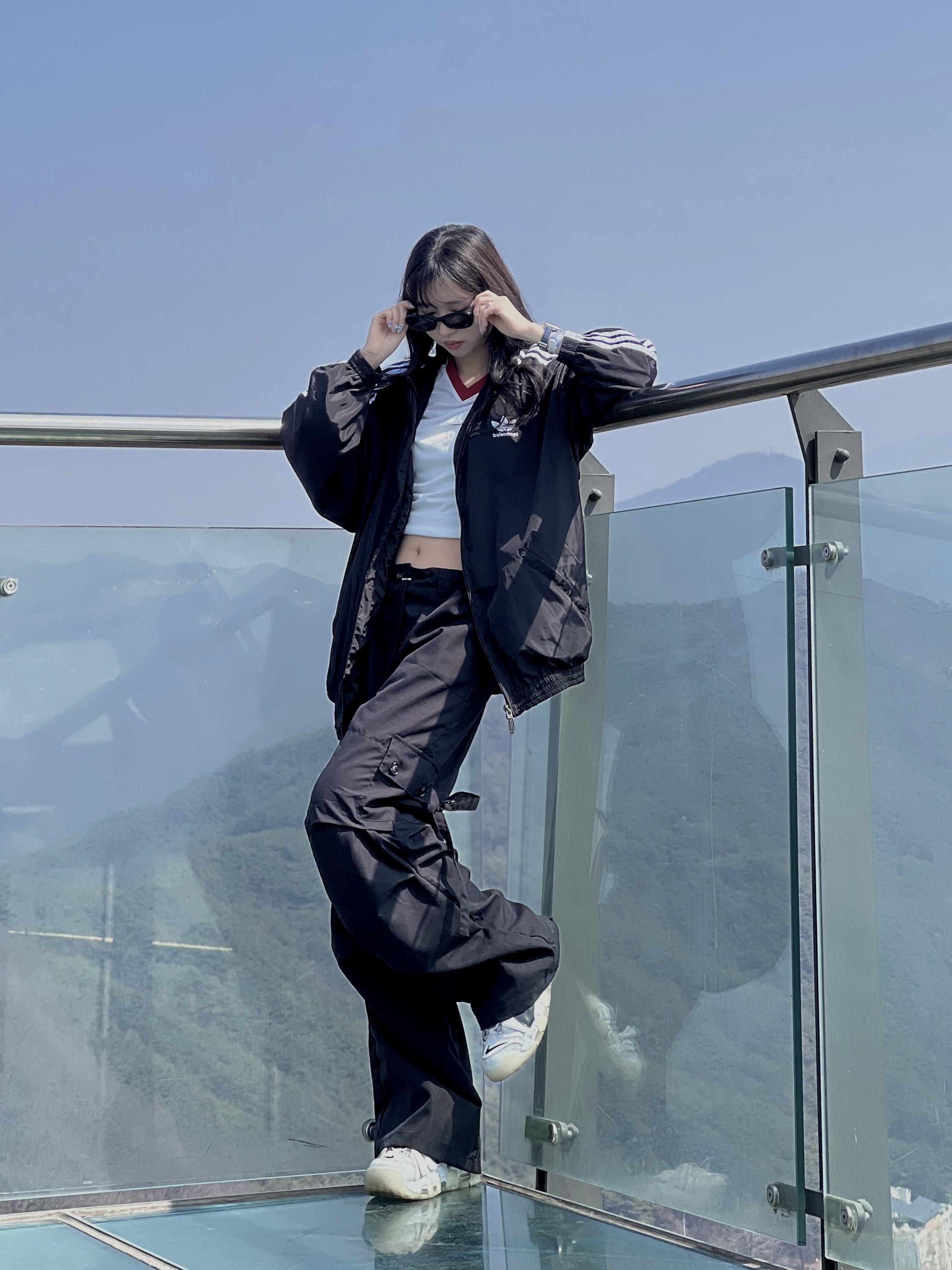 Balenciaga x Adidas Performance Poplin Tracksuit Jacket Black, Gentle Monster x Maison Margiela MM004 Black Black 착용 스타일 - 1