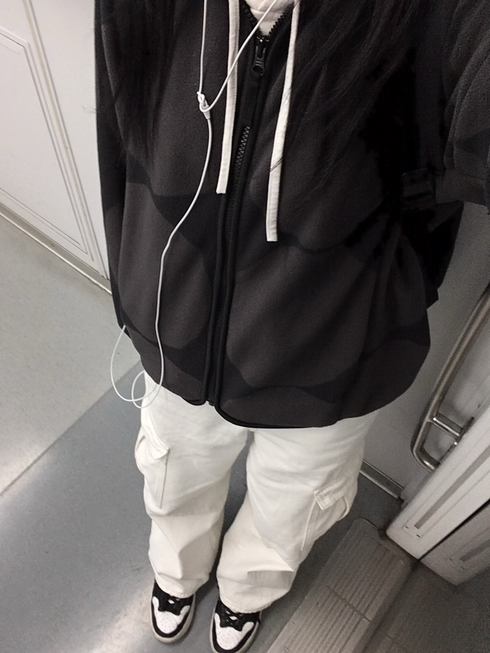 (W) Nike Dunk High Up Black and White, (Kids) Uniqlo x Marimekko Girls Fleece Full Zip Jacket Dark Gray 착용 스타일 - 2