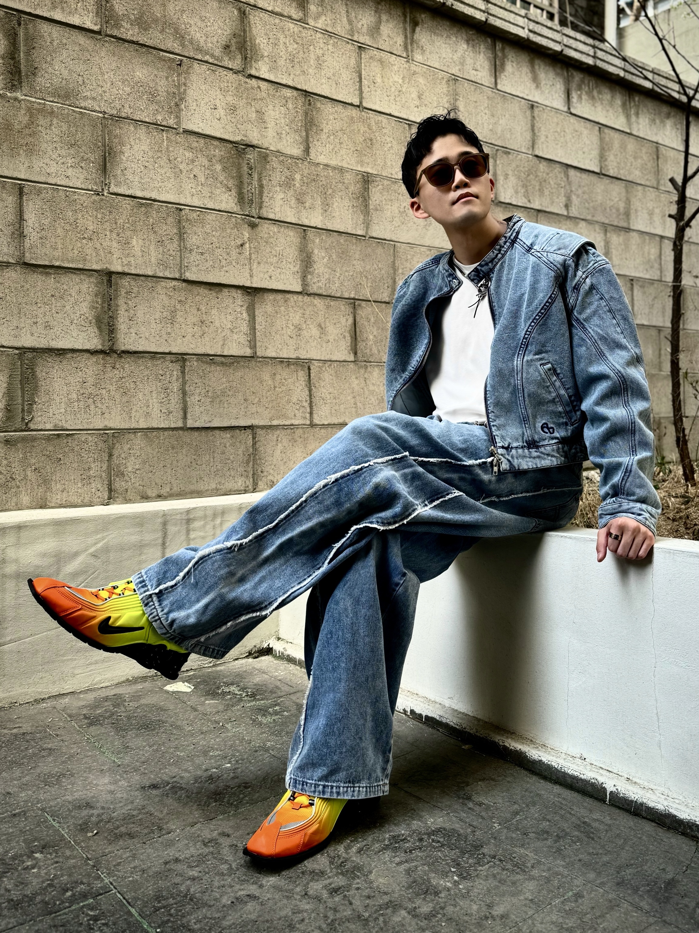 Nike x Martine Rose Shox MR4 Safety Orange 착용 스타일 - 3