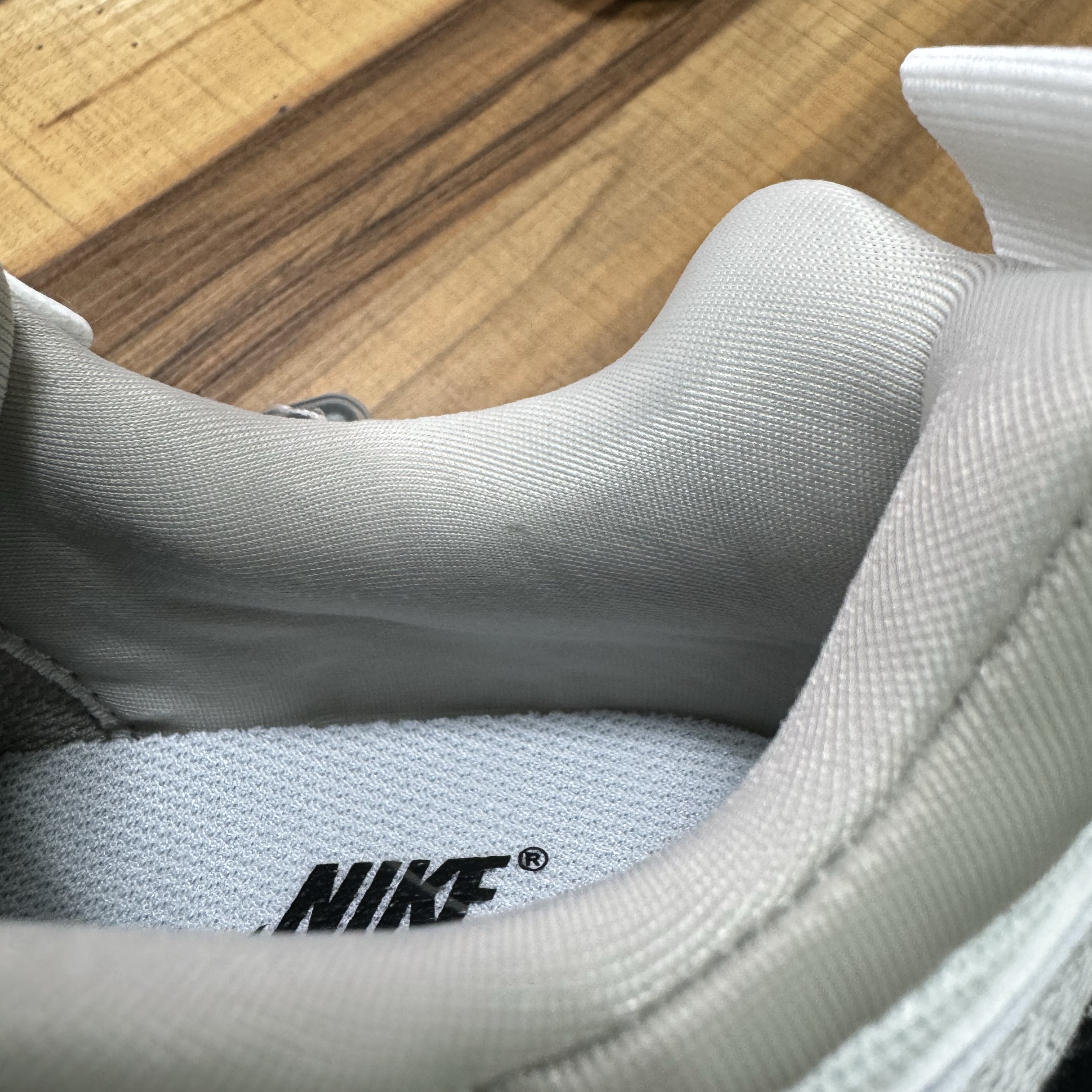 Nike V2K Run Summit White Metallic Silver 착용 스타일 - 2