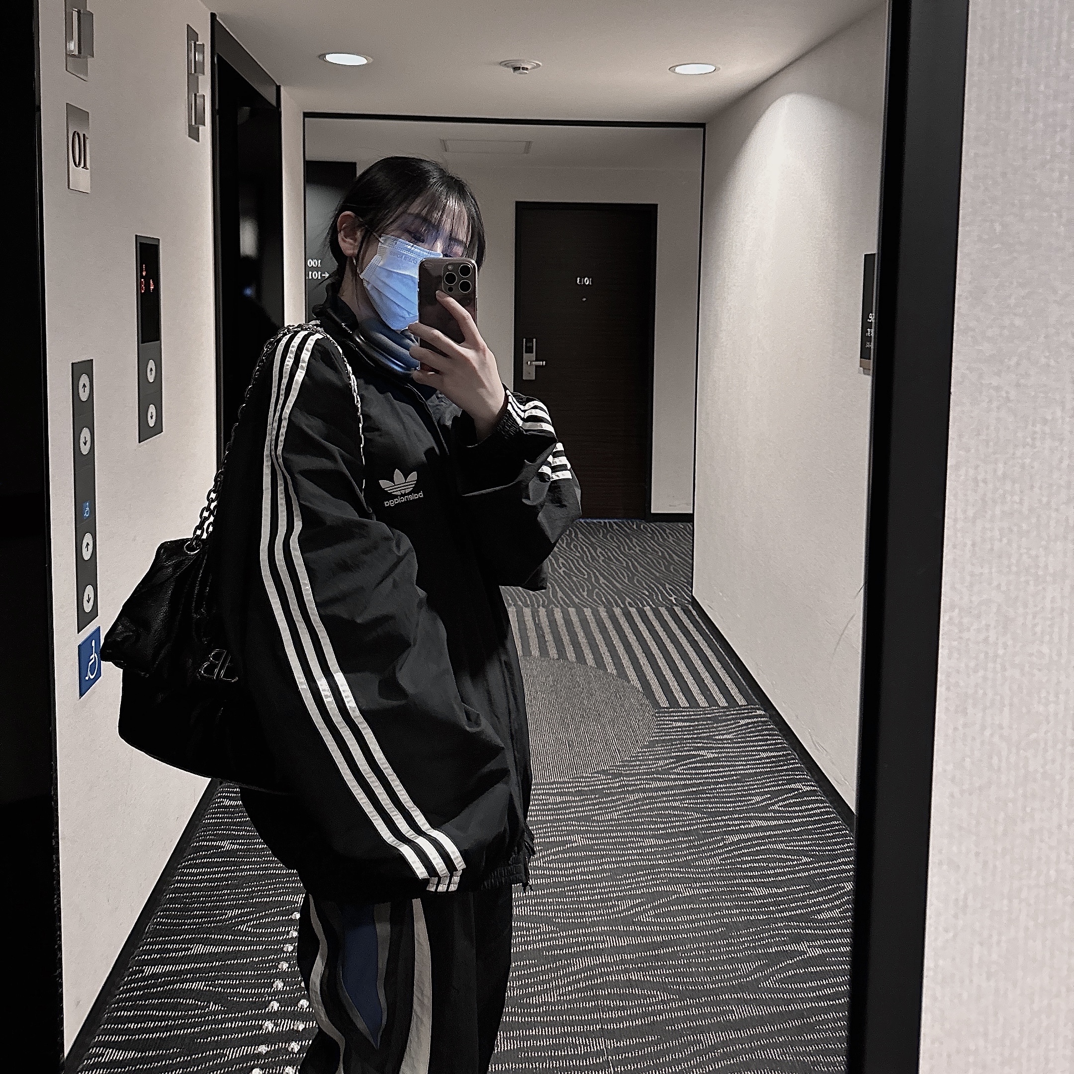 Balenciaga XL Army Boots Full Eva Black, Apple AirPods Max Lightning Space Gray (Korean Ver.) 착용 스타일 - 2