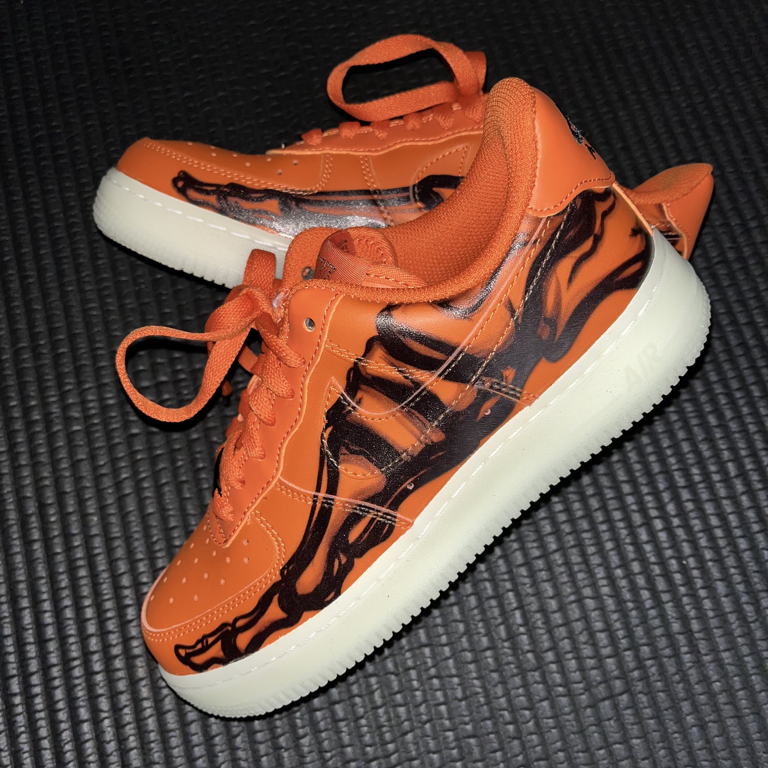 Nike Air Force 1 Low '07 Orange Skeleton 착용 스타일 - 1