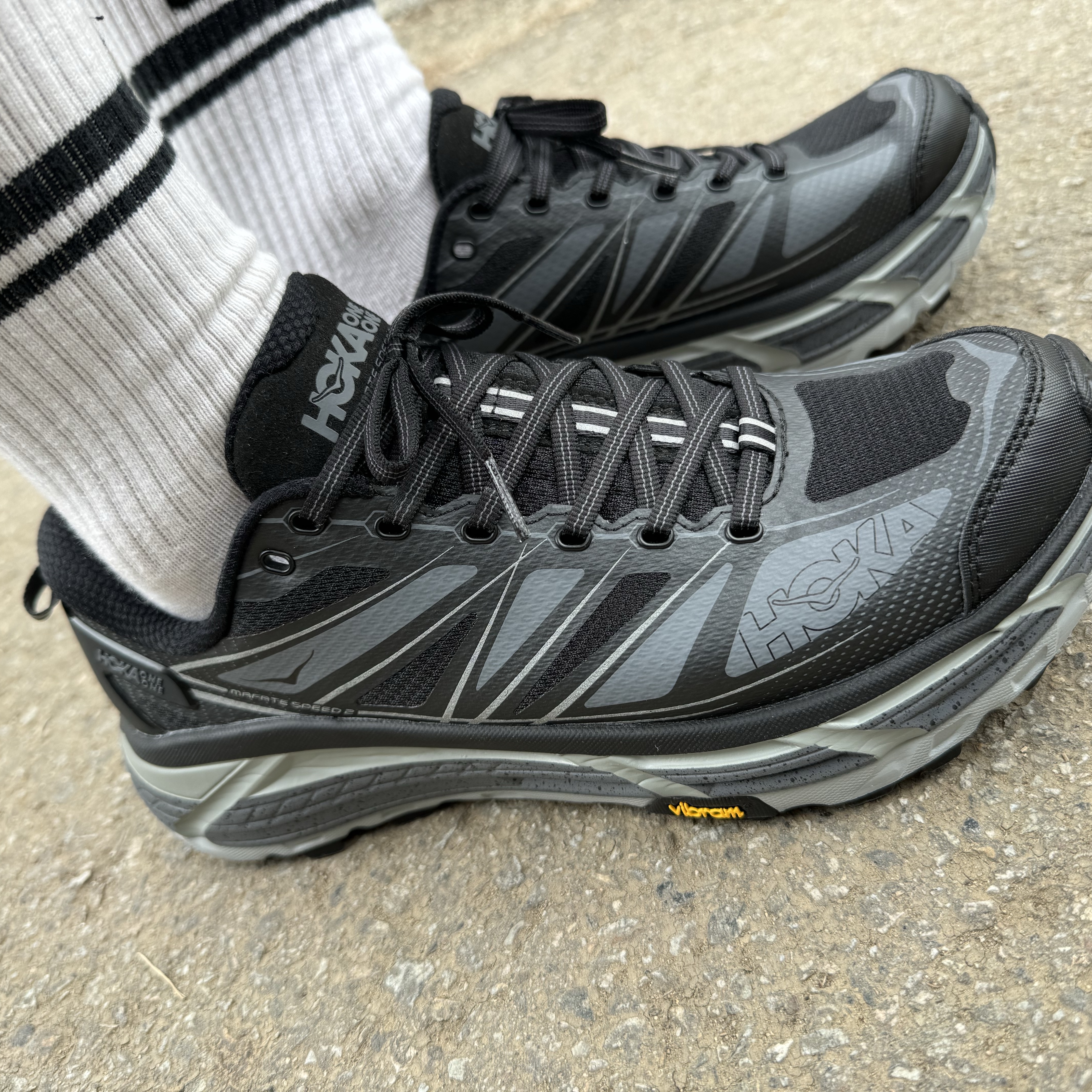 Hoka Mafate Speed 2 Black Castlerock 착용 스타일 - 1