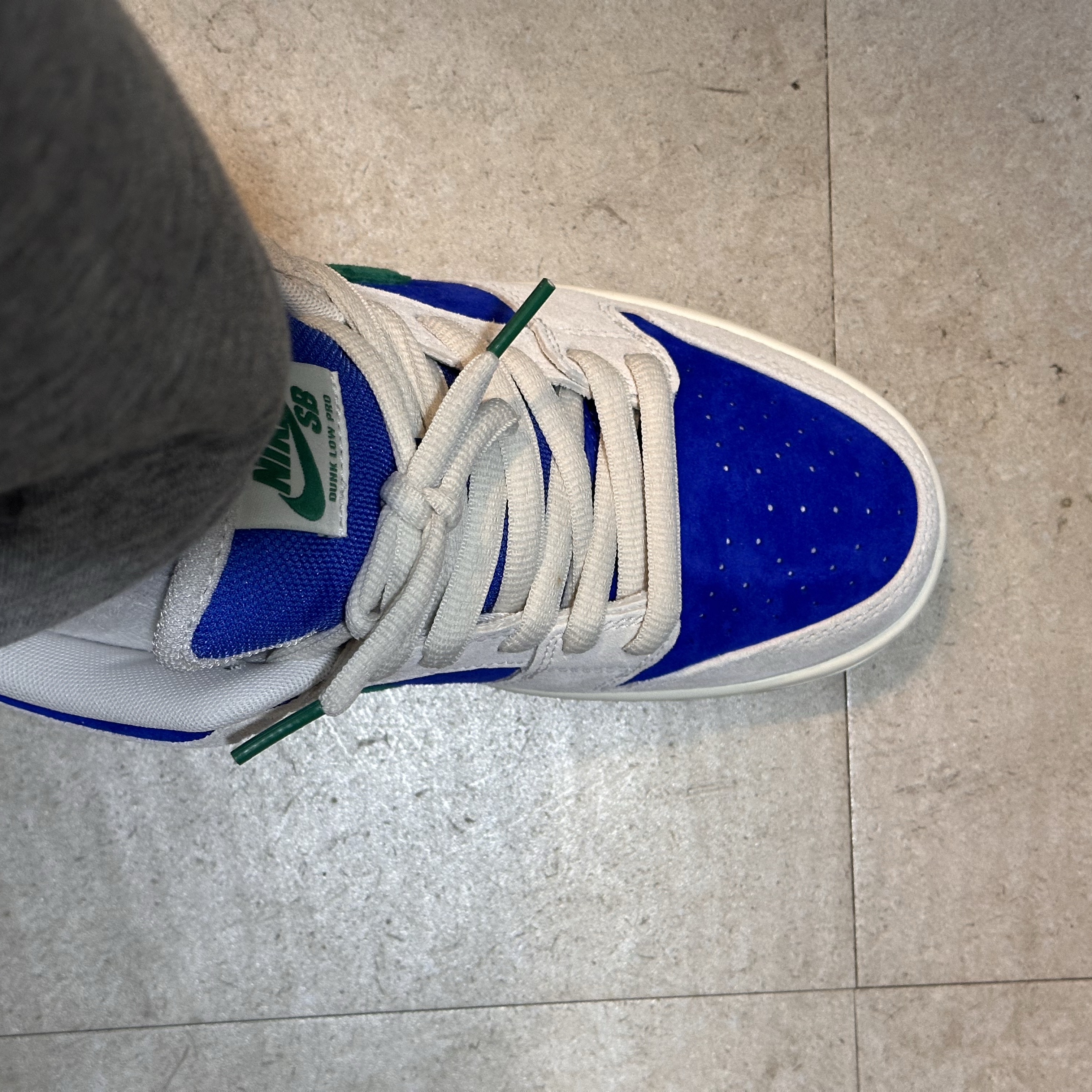Nike SB Dunk Low Pro Phantom and Hyper Royal 착용 스타일 - 4