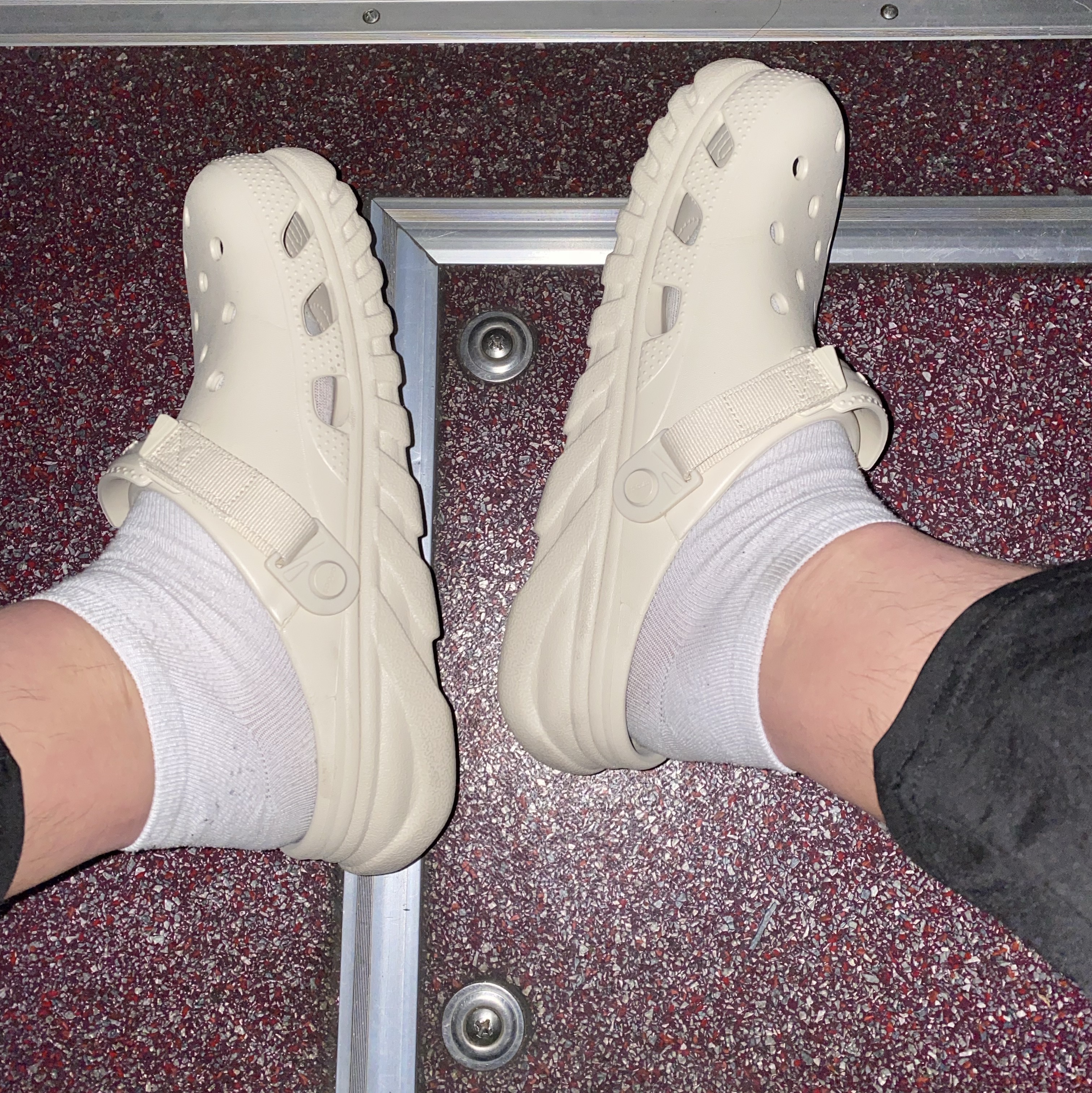Crocs Duet Max II Clog Stucco 착용 스타일 - 2