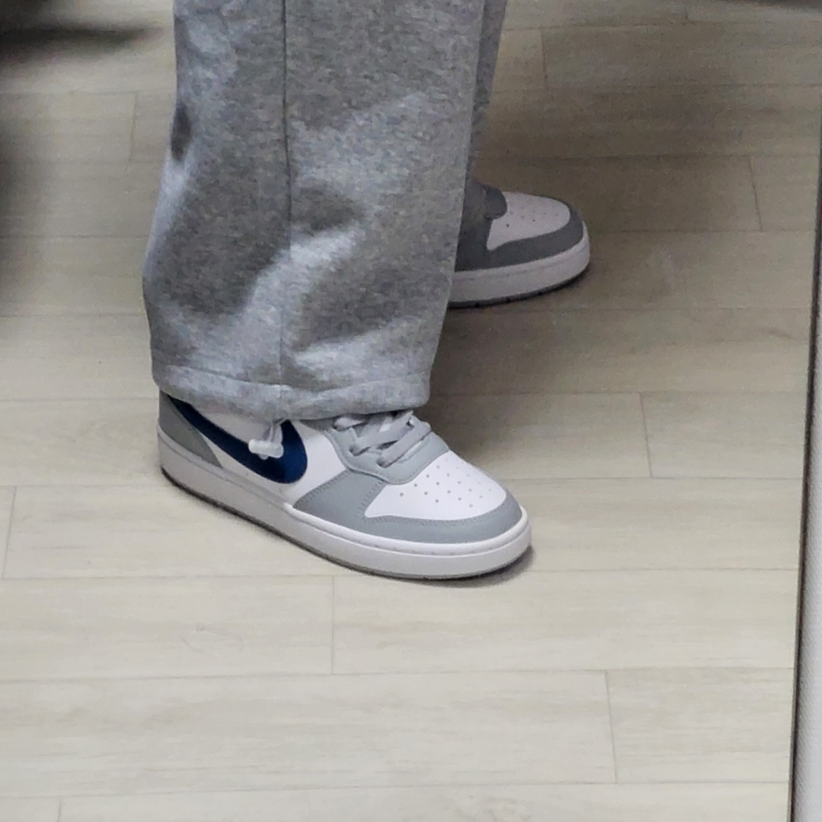(GS) Nike Court Borough Low 2 Light Smoke Grey 착용 스타일 - 2