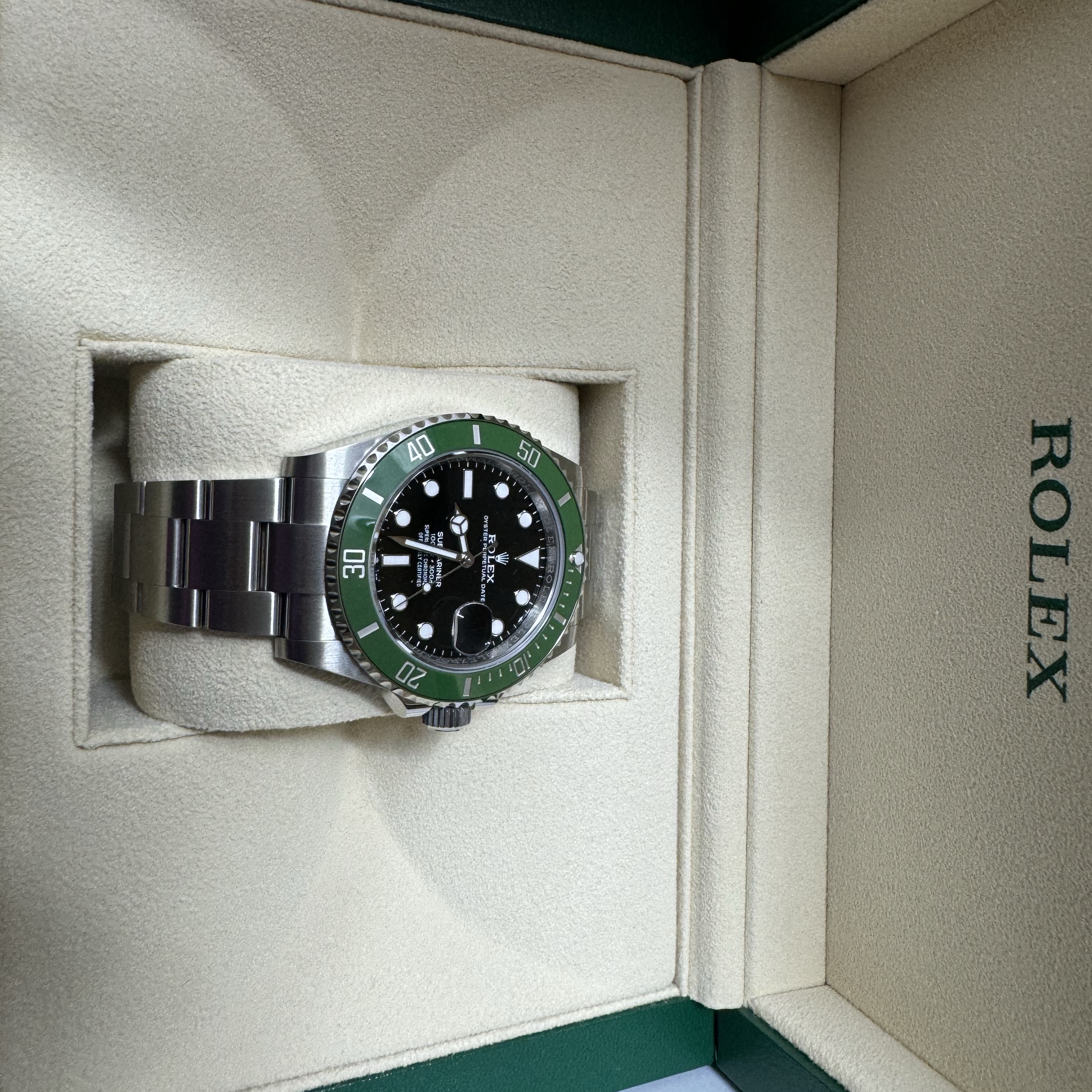 Rolex Submariner Date 41mm 126610LV Black Oyster 착용 스타일