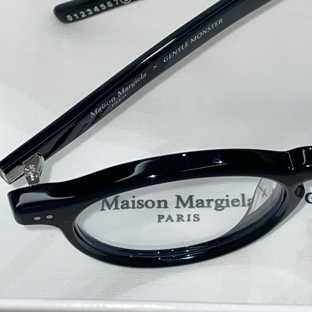Gentle Monster x Maison Margiela MM116 Black Clear 착용 스타일 - 3