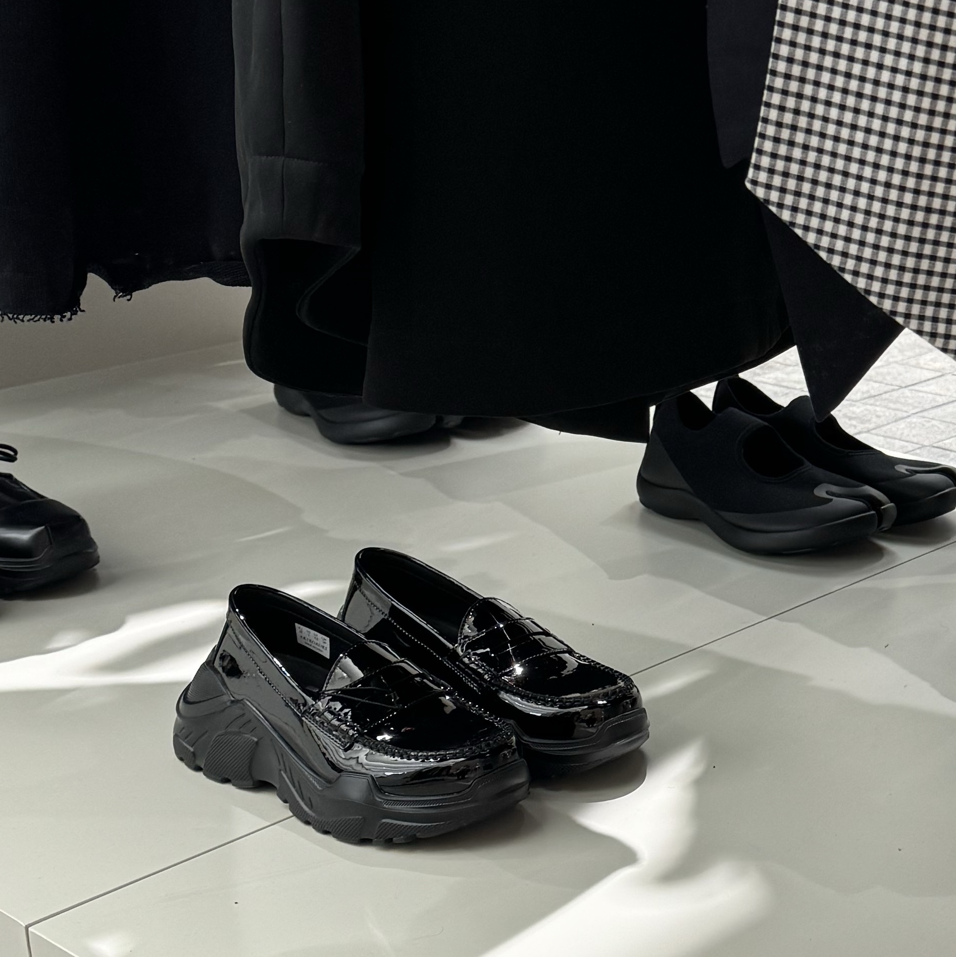 Akikoaoki Women Regulated Gravity Patent Black Black 착용 스타일