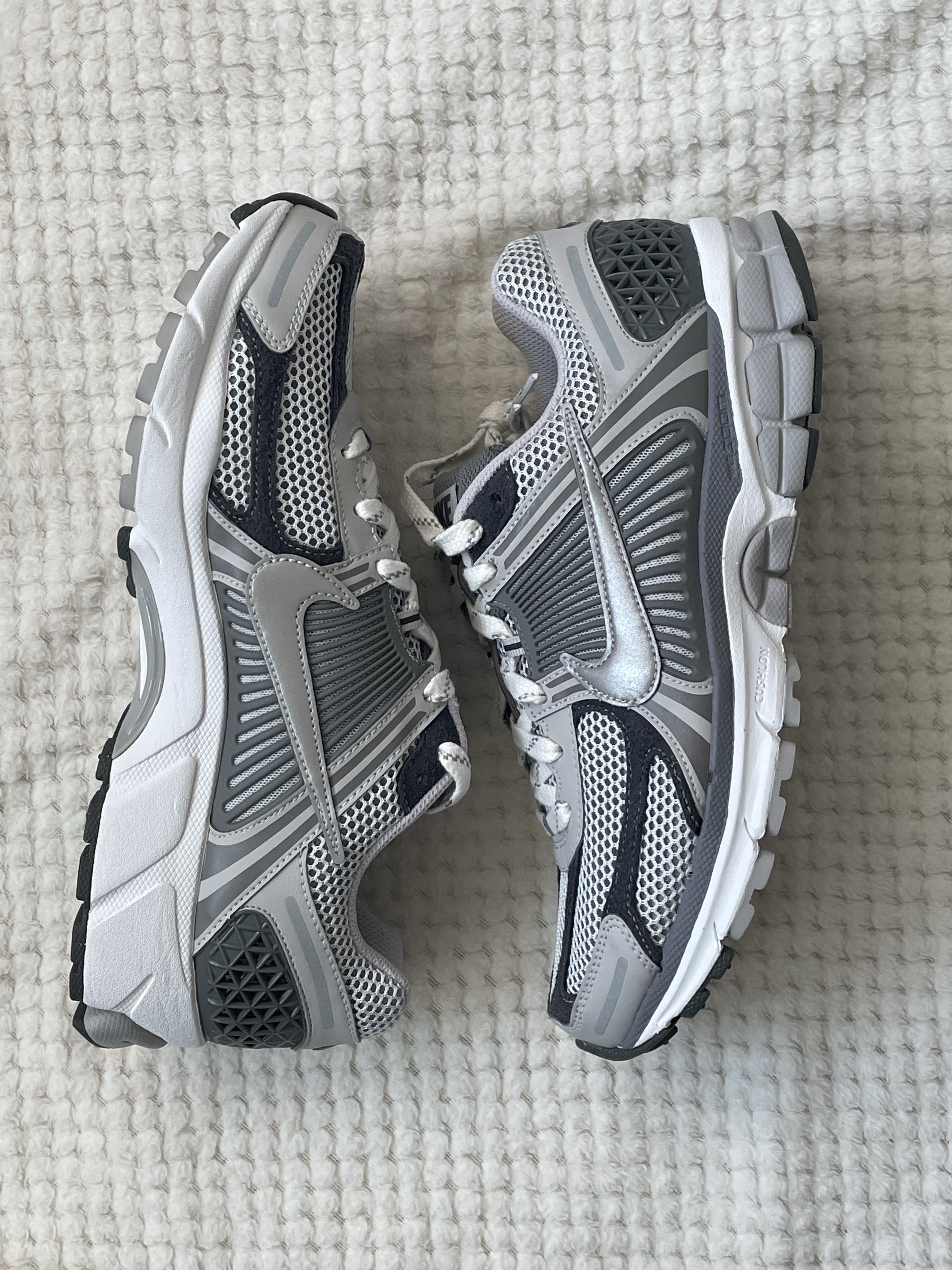 Nike Zoom Vomero 5 PRM Light Iron Ore and Flat Fewter 착용 스타일