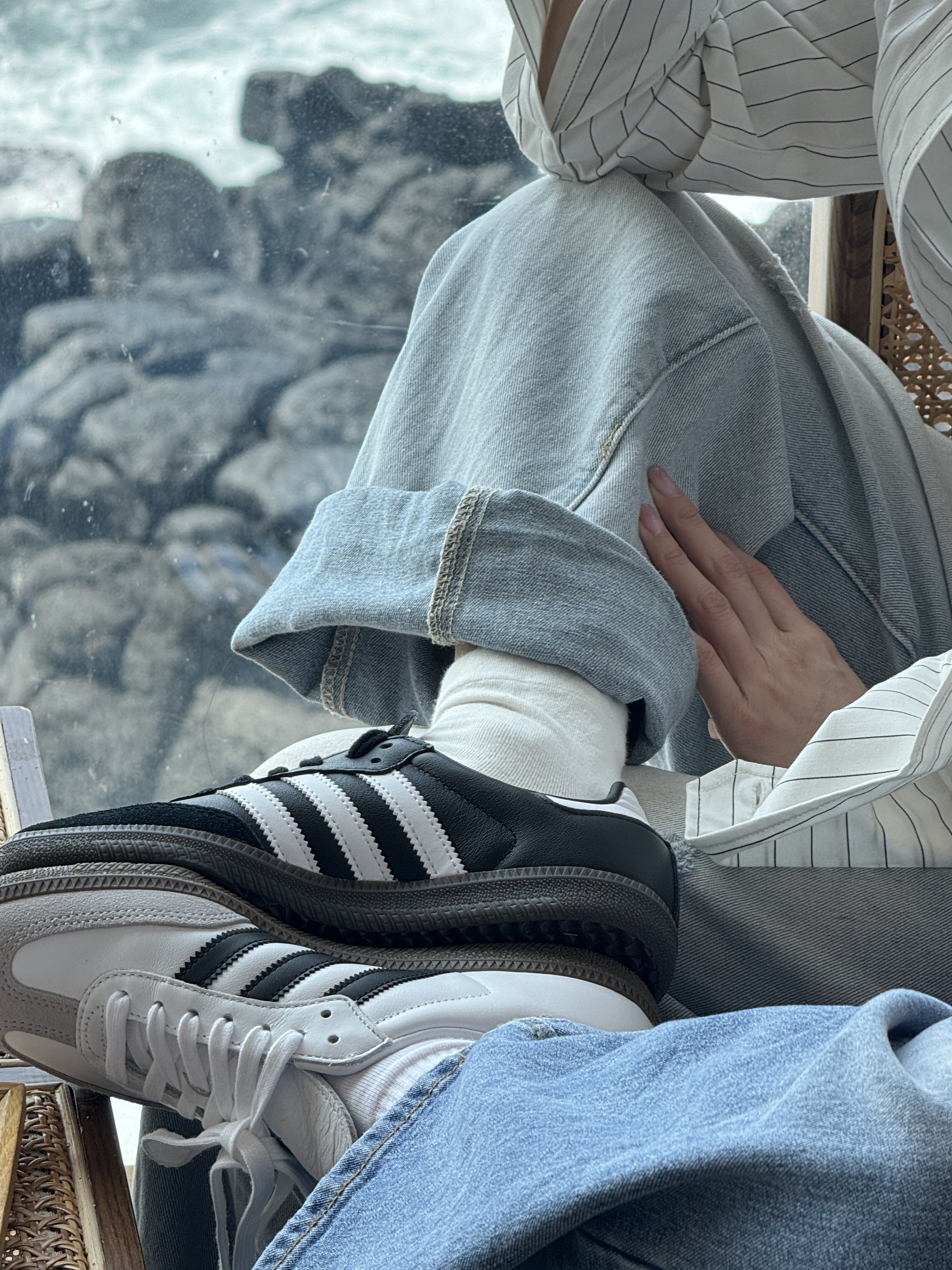 Adidas Samba OG Black White Gum, Maison Kitsune Palais Royal Shopping Bag Black 착용 스타일 - 2