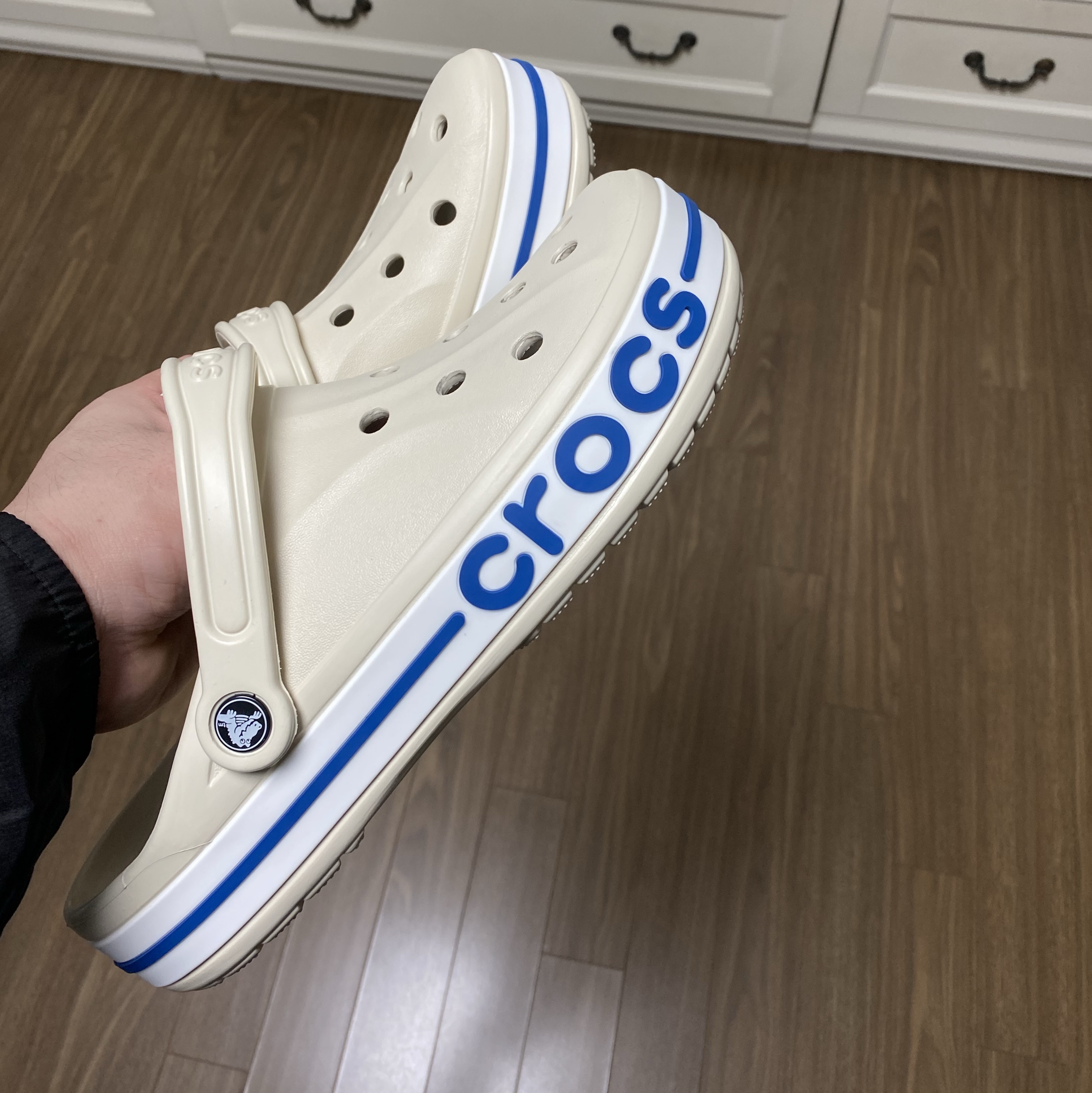 Crocs Bayaband Clog Stucco Bright Cobalt 착용 스타일 - 1