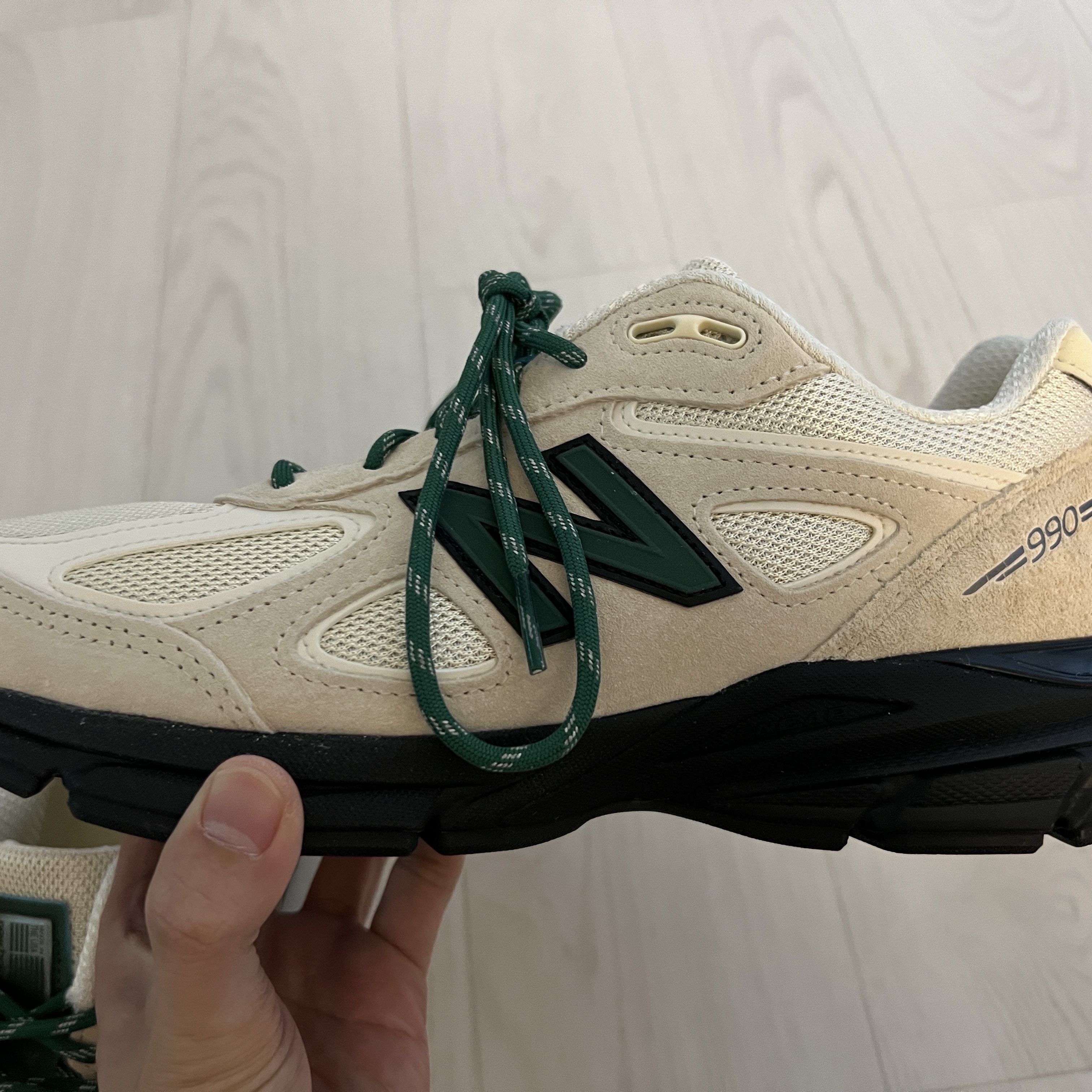 New Balance 990v4 Made in USA Macadamia Nut 착용 스타일 - 3