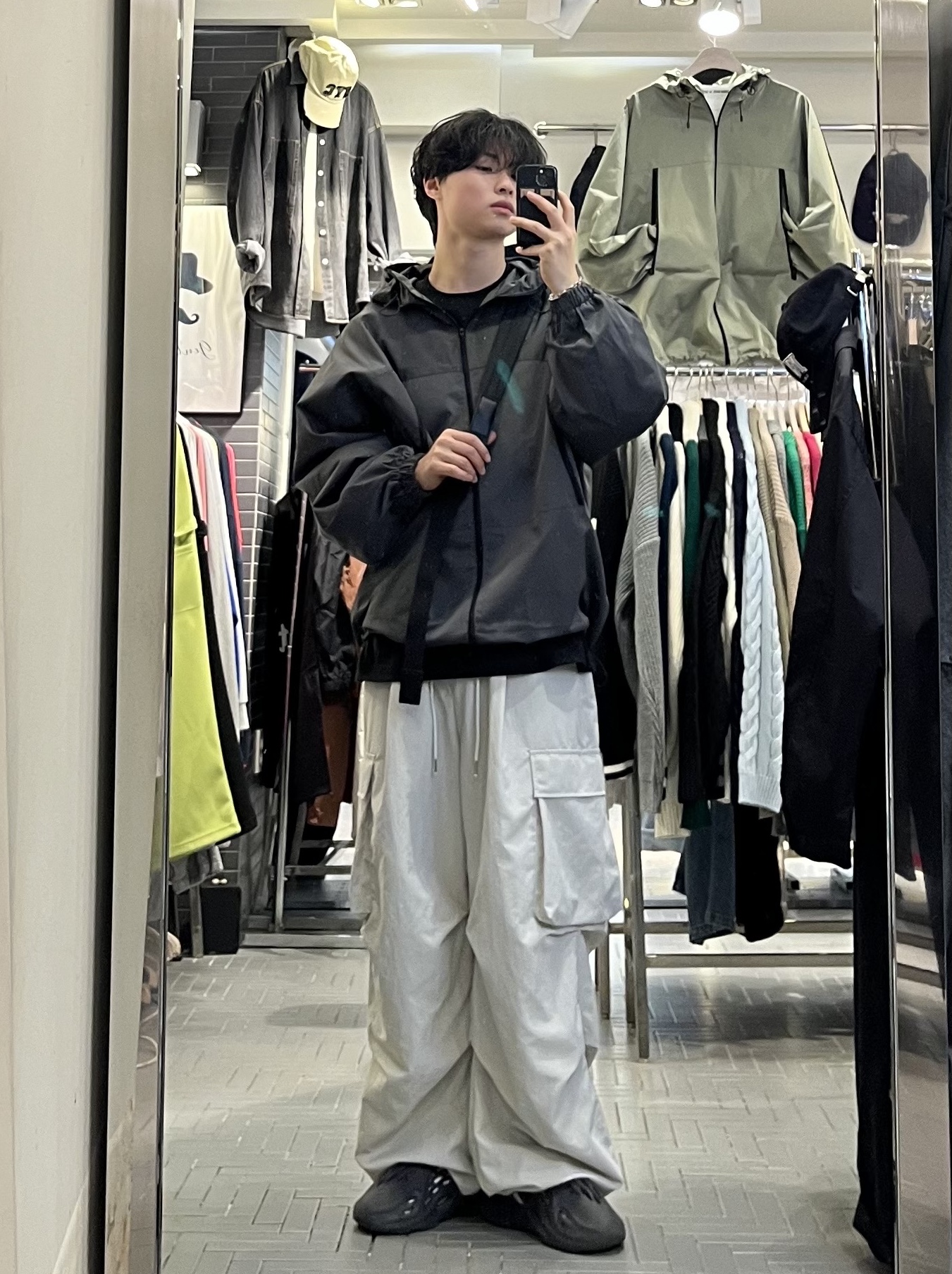 Adidas Yeezy Foam RNNR Onyx 착용 스타일