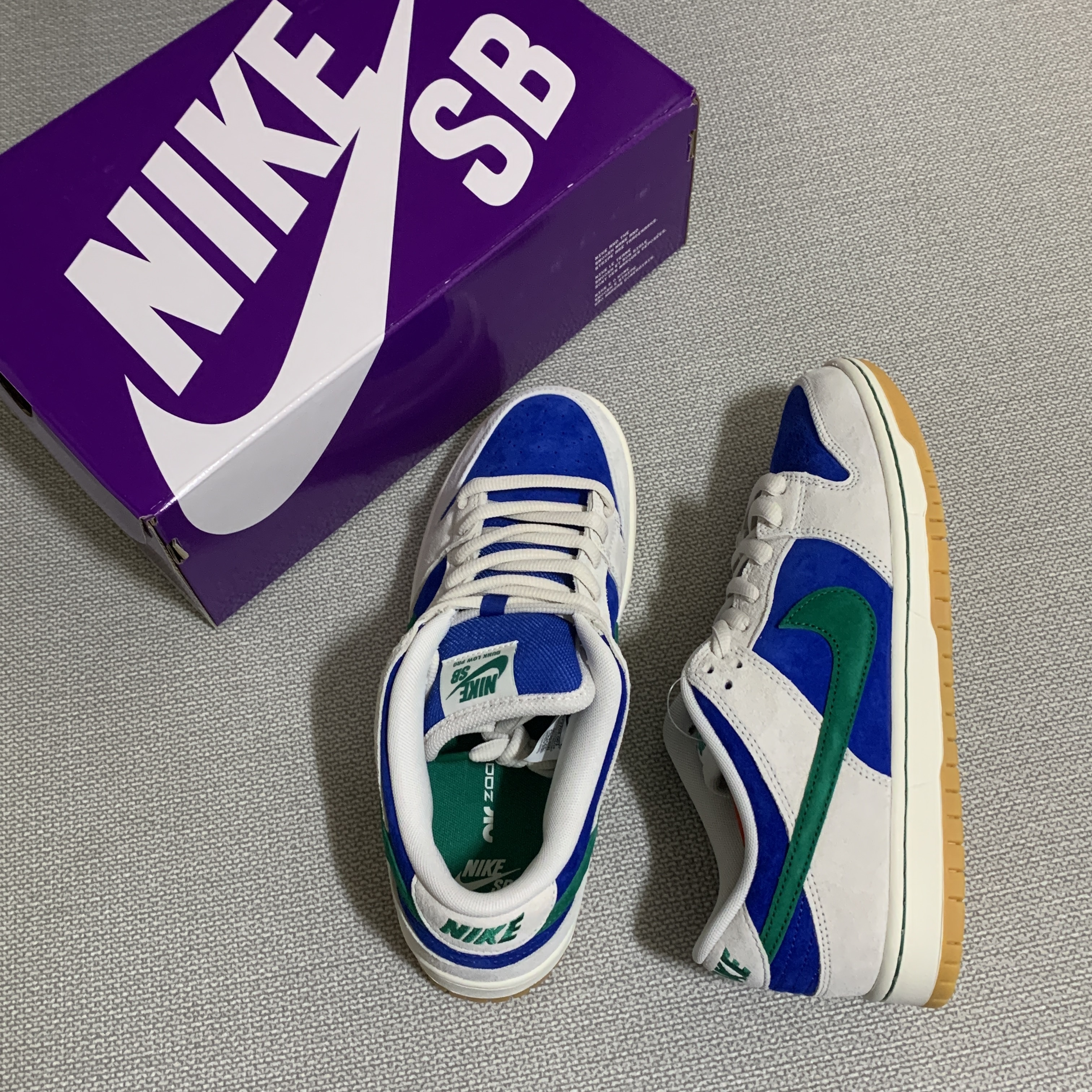 Nike SB Dunk Low Pro Phantom and Hyper Royal 착용 스타일