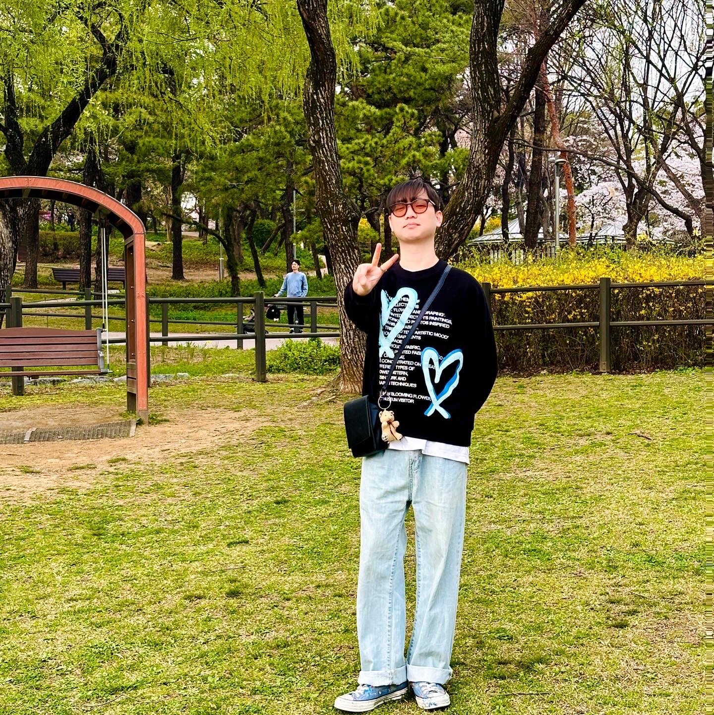 The Museum Visitor Heart Printed Inside-Out Sweatshirts Black, Converse Chuck 70 High Indigo Oxide 착용 스타일 - 1