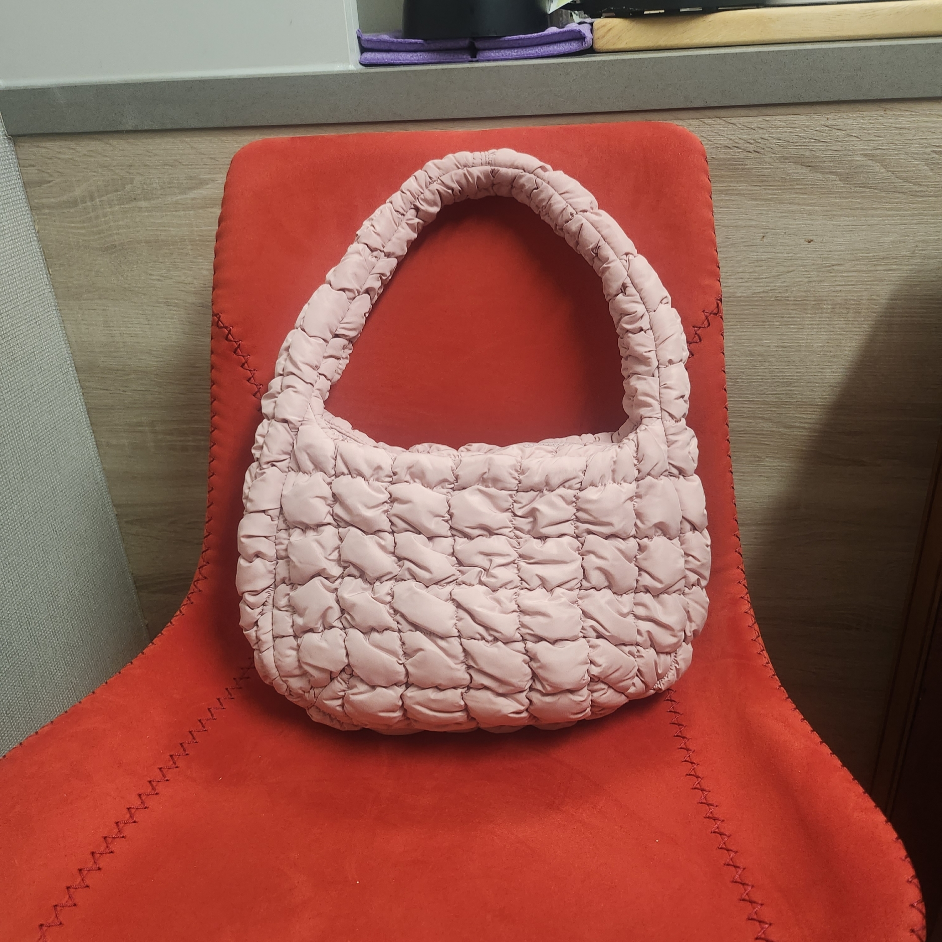 COS Quilted Mini Bag Pink 착용 스타일 - 2