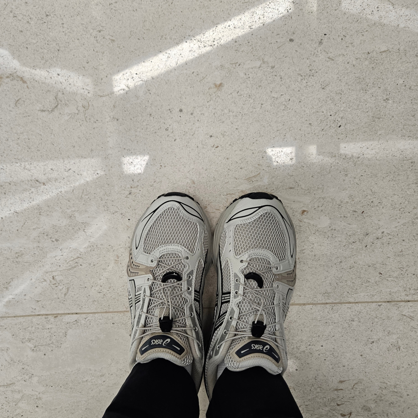 Asics Unlimited Gel-Kayano 14 Smoke Grey 착용 스타일 - 2